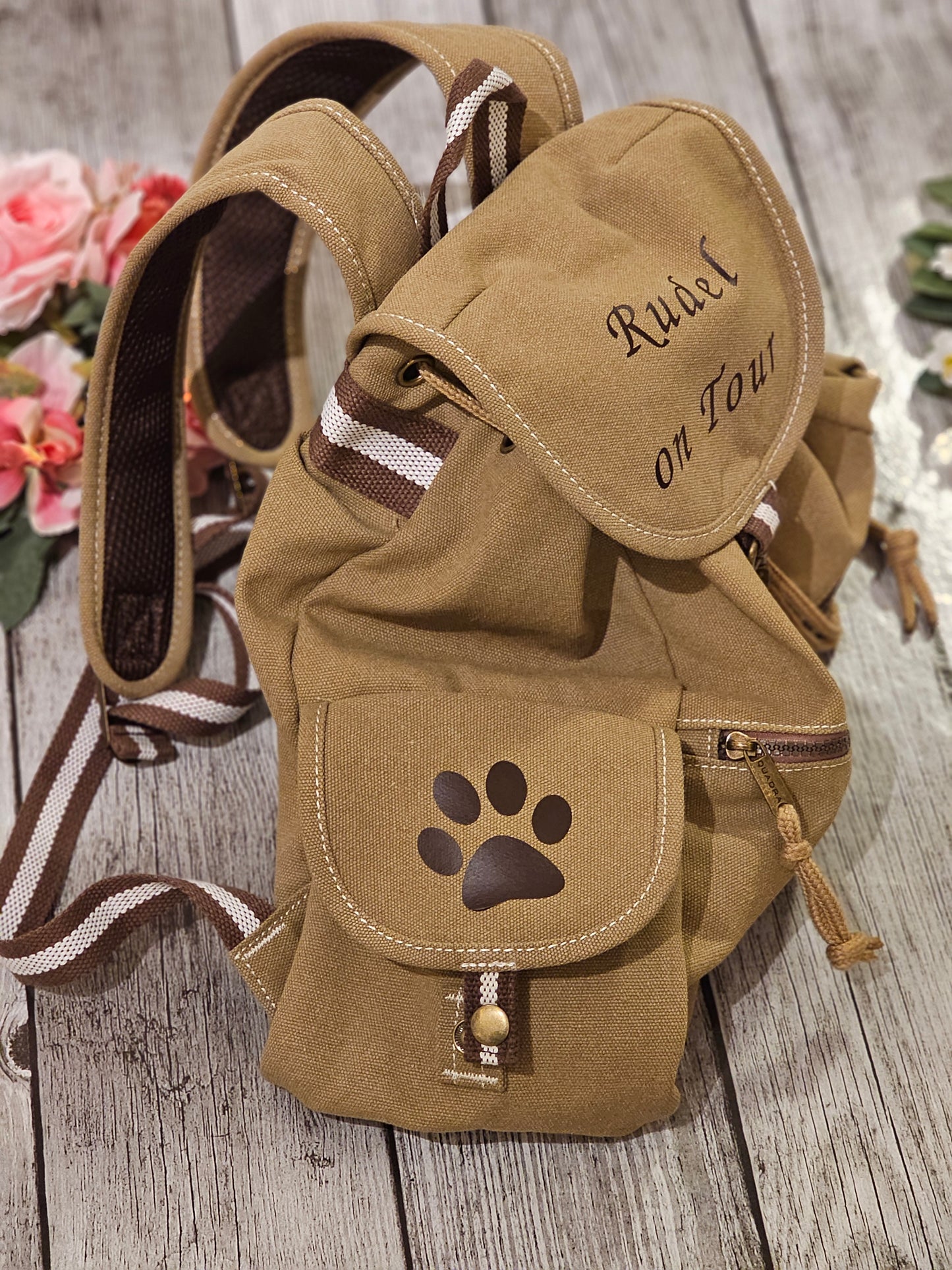 Canvas Rucksack personalisiert mit Hunderasse Wunschmotiv und Wunschtext individualisiert durch die Pfötchenboutique hier mit Chihuahua
