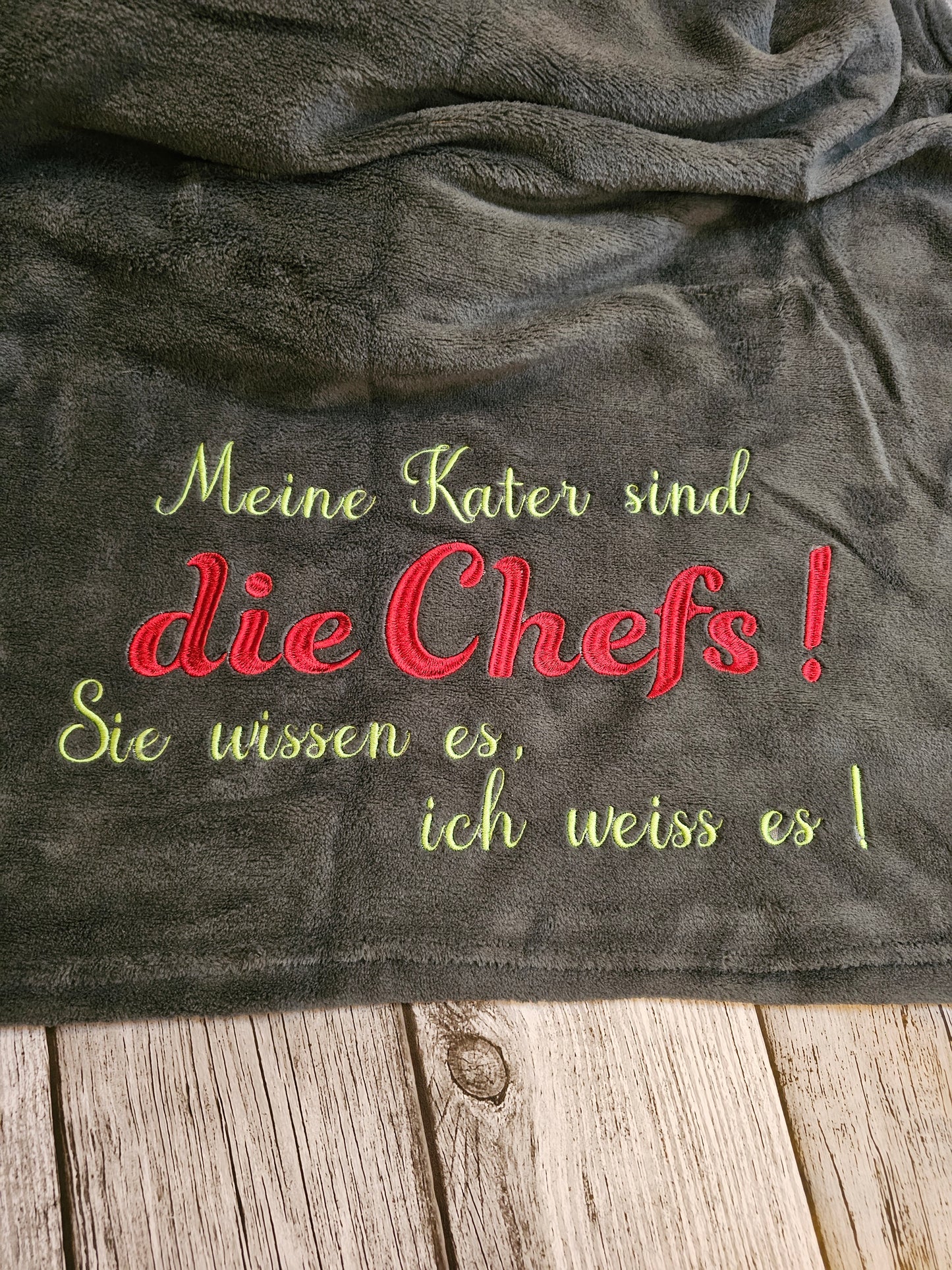 Graue Decke mit Wunschbestickung "Meine Kater sind die Chefs, Sie wissen es, ich weiss es" Personalisierbar