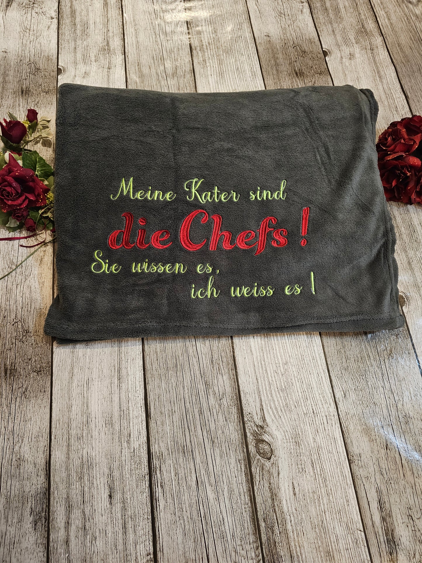 Graue Decke mit Wunschbestickung "Meine Kater sind die Chefs, Sie wissen es, ich weiss es" Personalisierbar