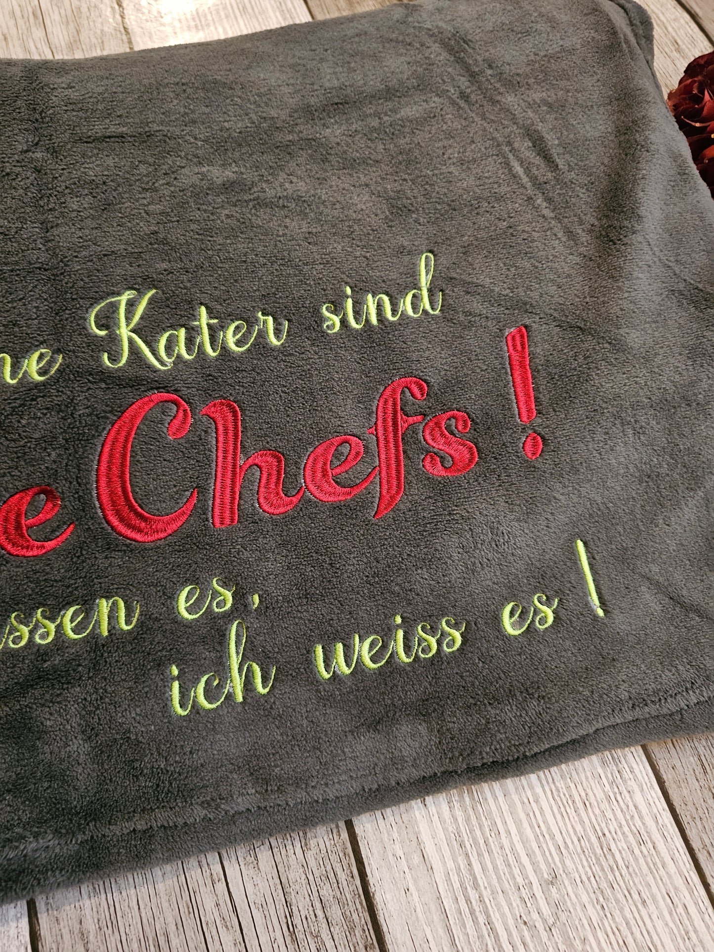 Graue Decke mit Wunschbestickung "Meine Kater sind die Chefs, Sie wissen es, ich weiss es" Personalisierbar