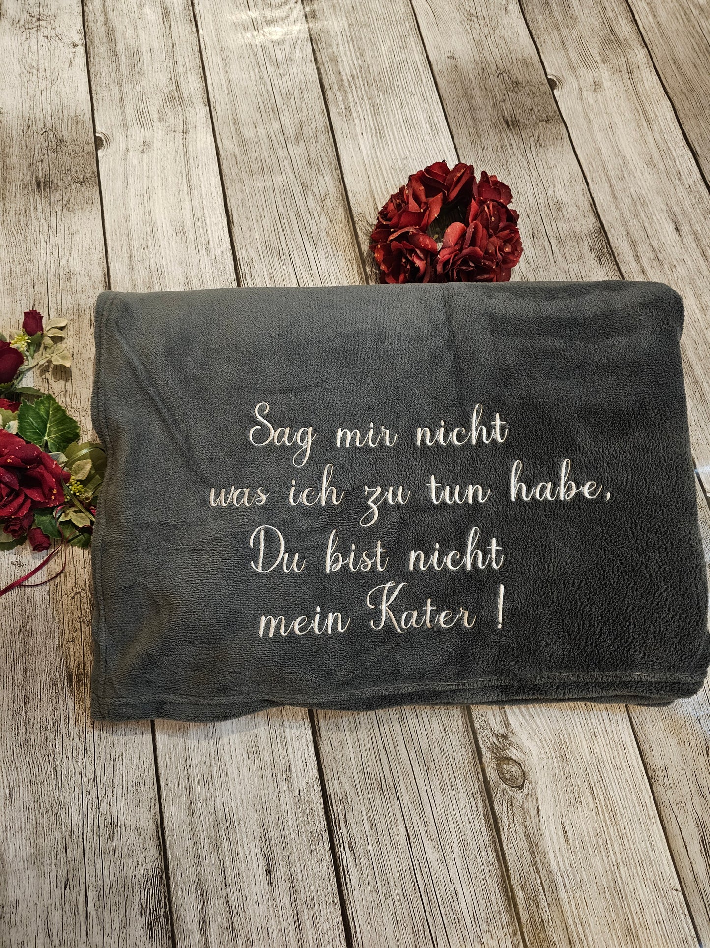 Graue Decke bestickt für Sofa mit Wunschtext