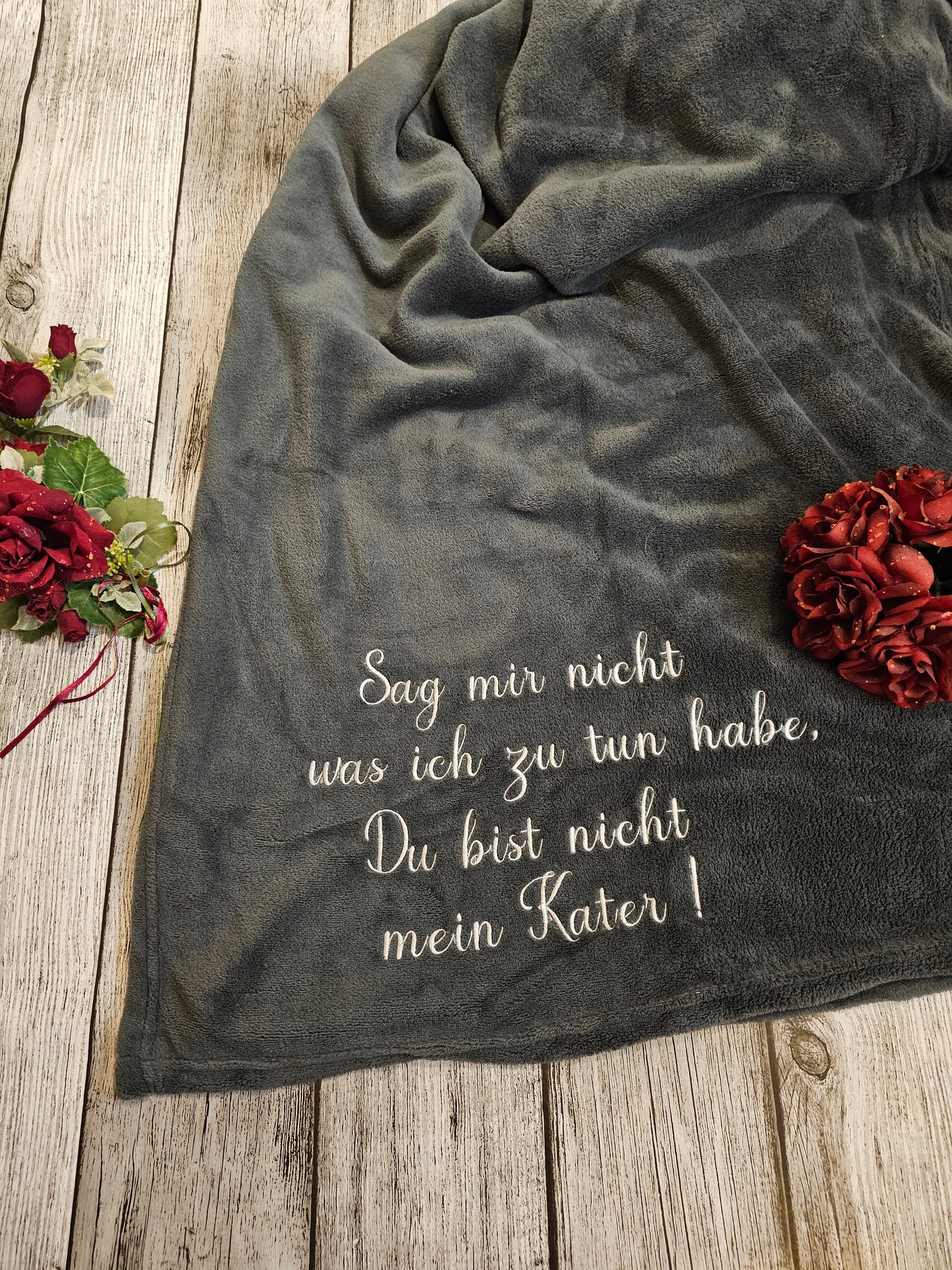 Graue Decke bestickt für Sofa mit Wunschtext