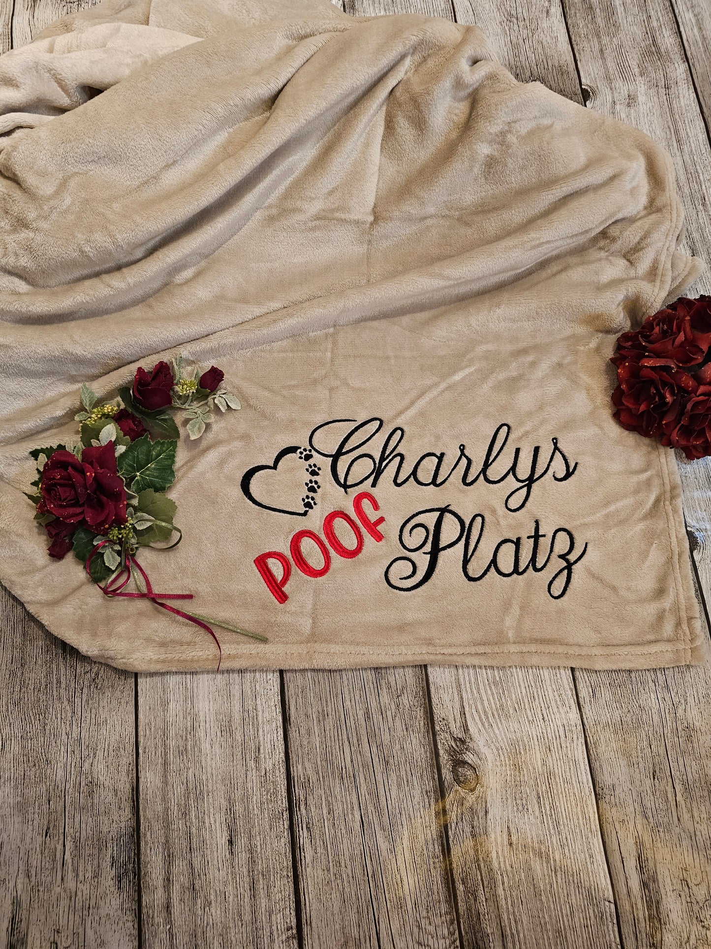 Decke beige mit Bestickung "Poof Platz" individualsierbar
