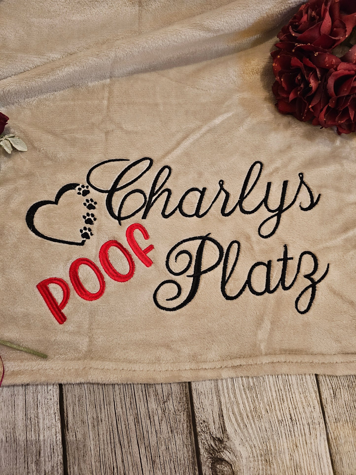 Decke beige mit Bestickung "Poof Platz" individualsierbar