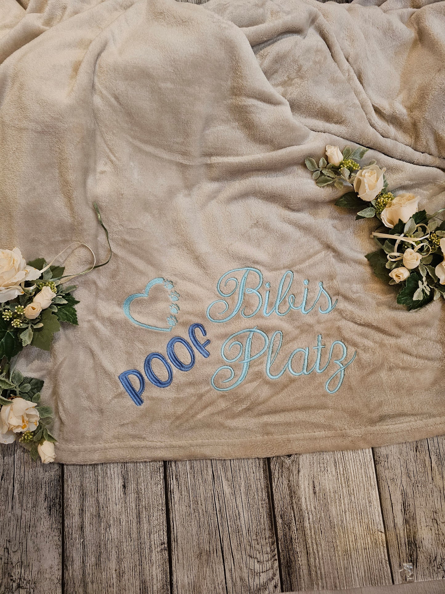 Decke beige mit Bestickung "Poof Platz" individualsierbar