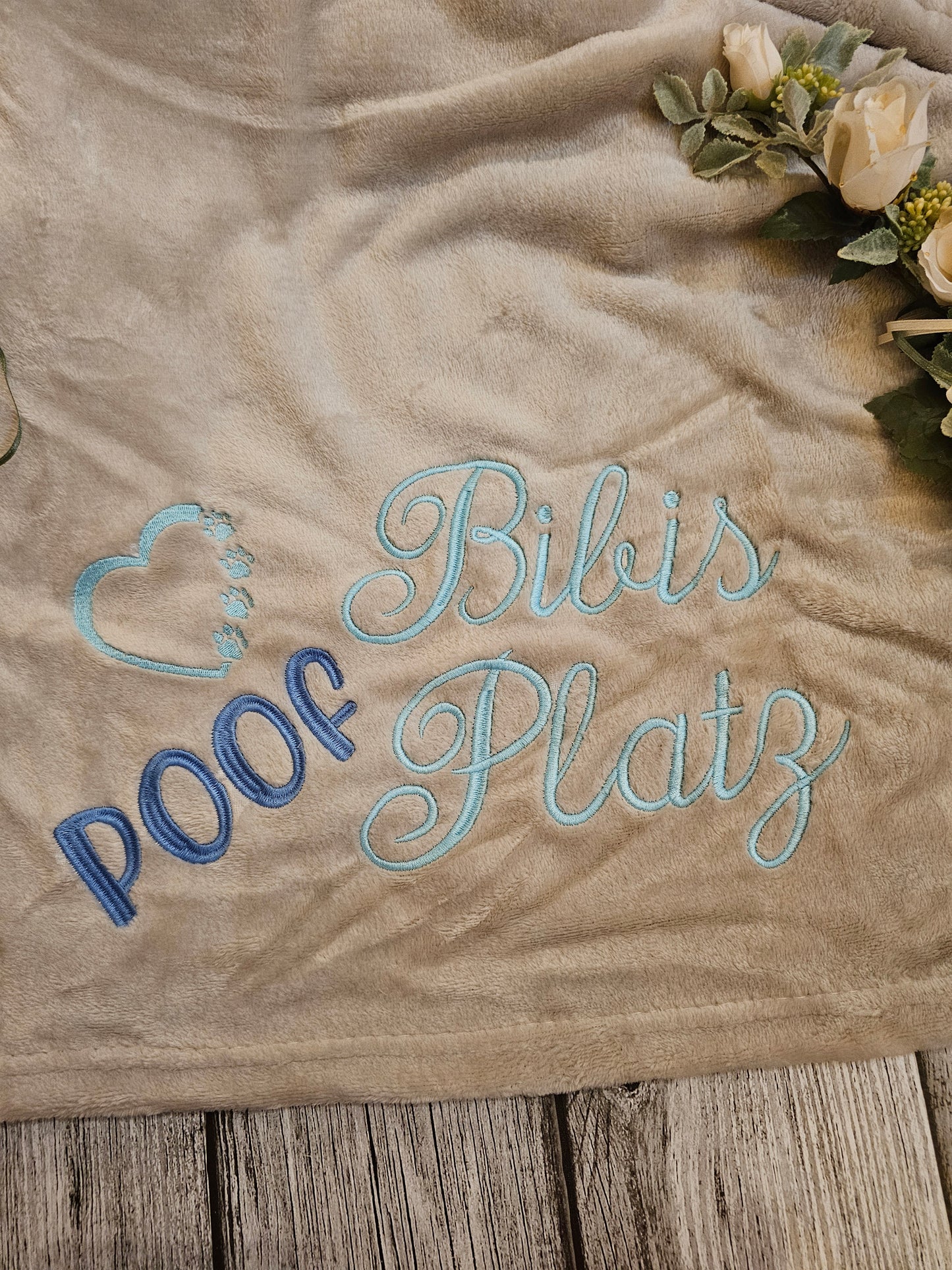 Decke beige mit Bestickung "Poof Platz" individualsierbar
