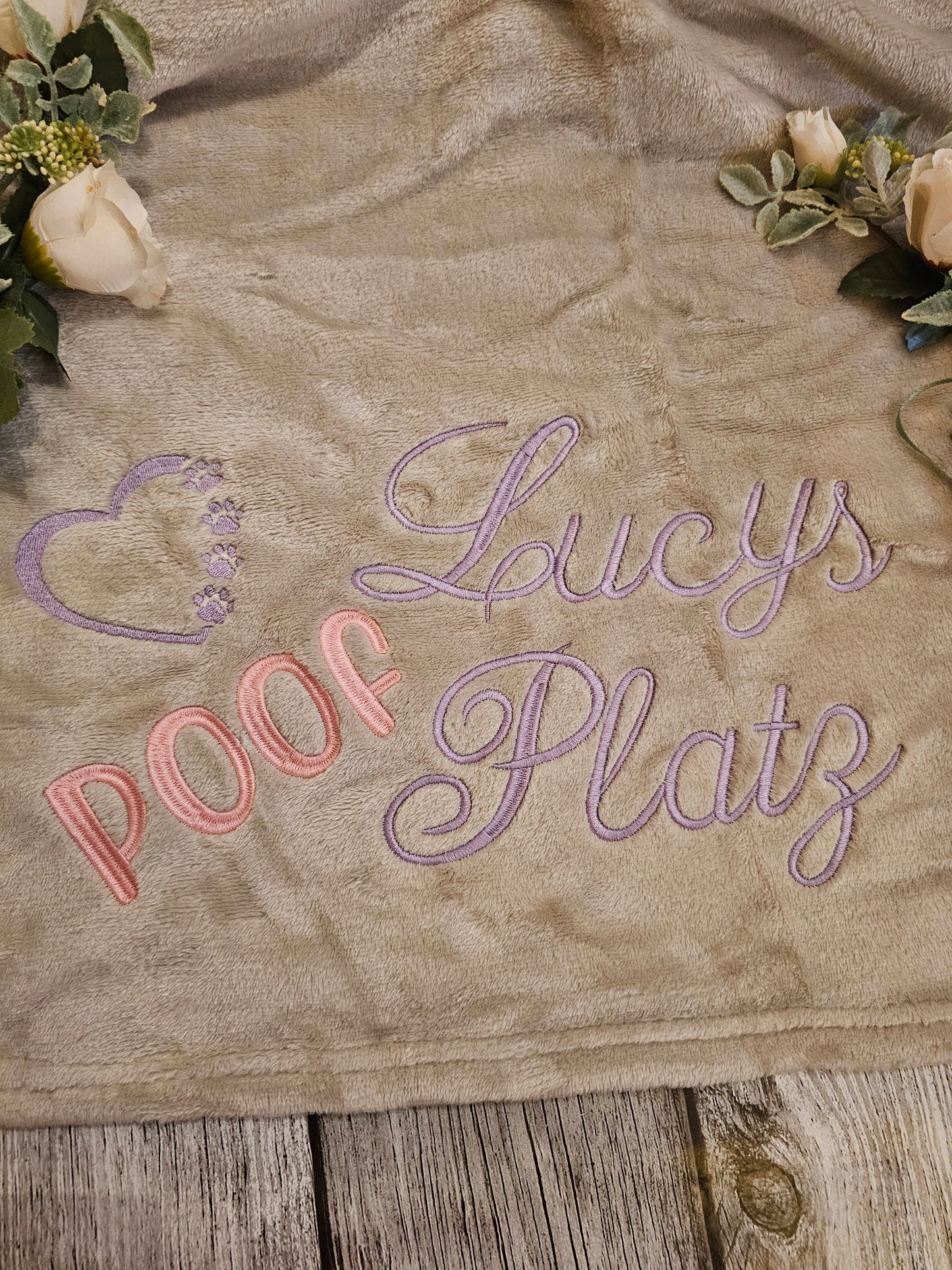 Decke beige mit Bestickung "Poof Platz" individualsierbar