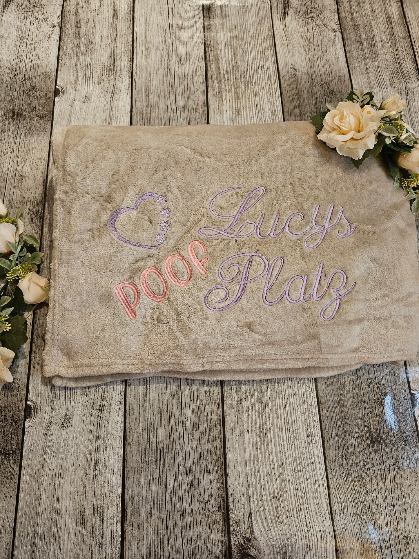 Decke beige mit Bestickung "Poof Platz" individualsierbar