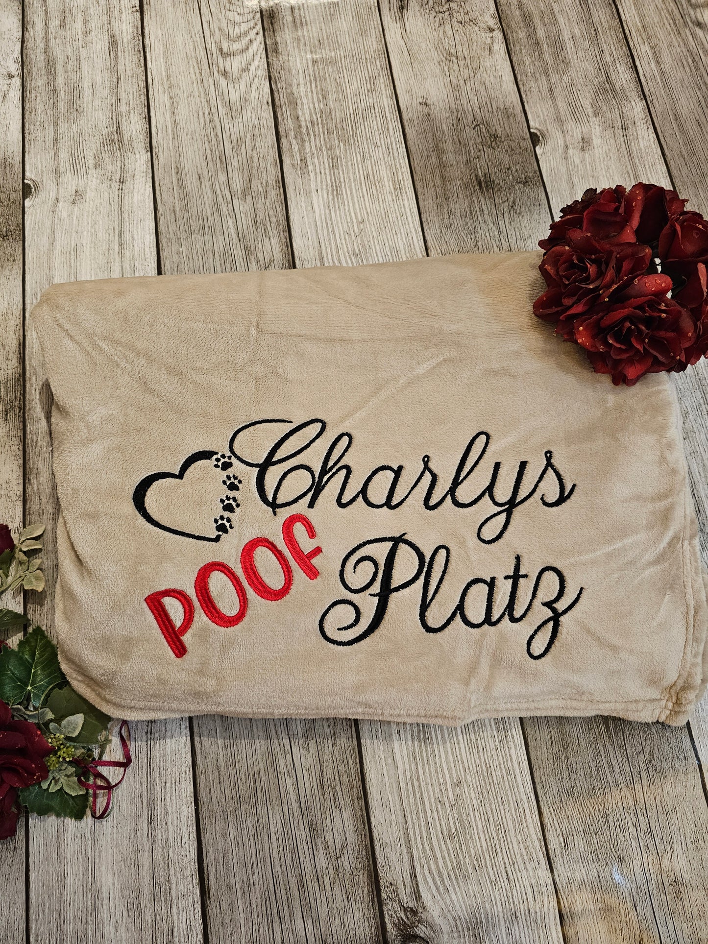 Decke beige mit Bestickung "Poof Platz" individualsierbar