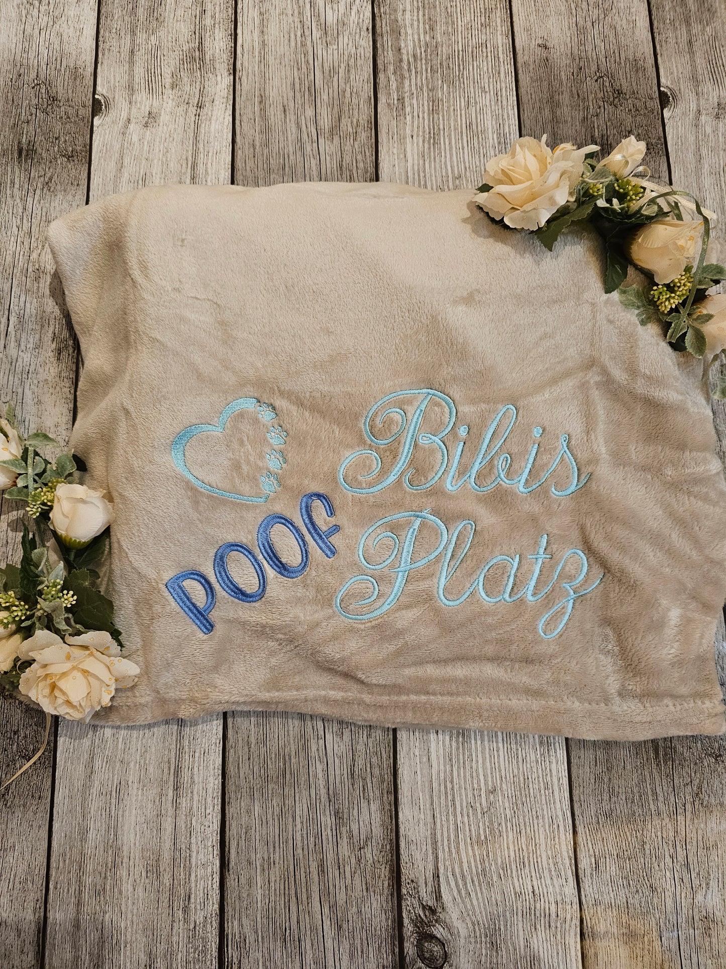 Decke beige mit Bestickung "Poof Platz" individualsierbar