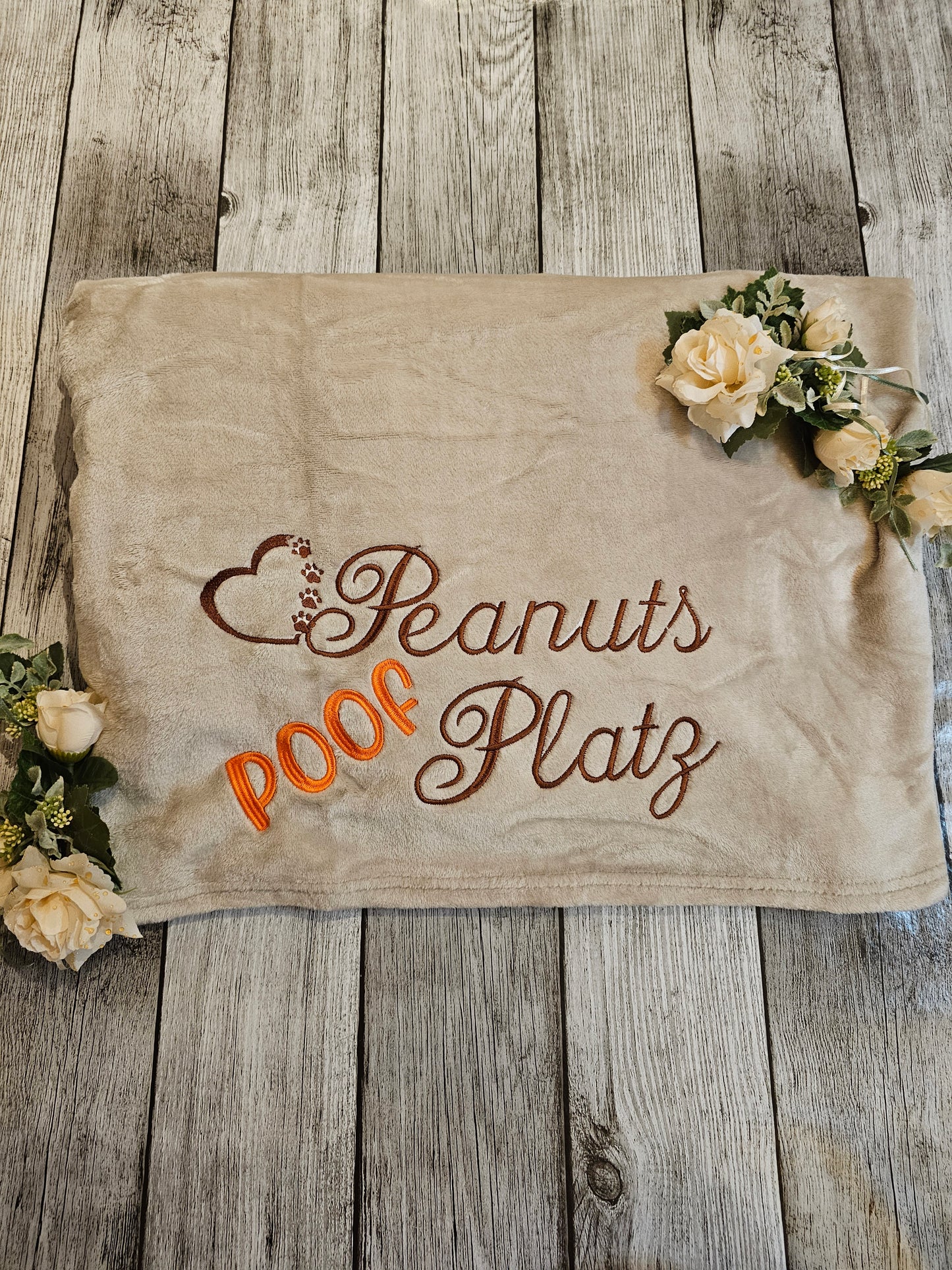 Decke beige mit Bestickung "Poof Platz" individualsierbar