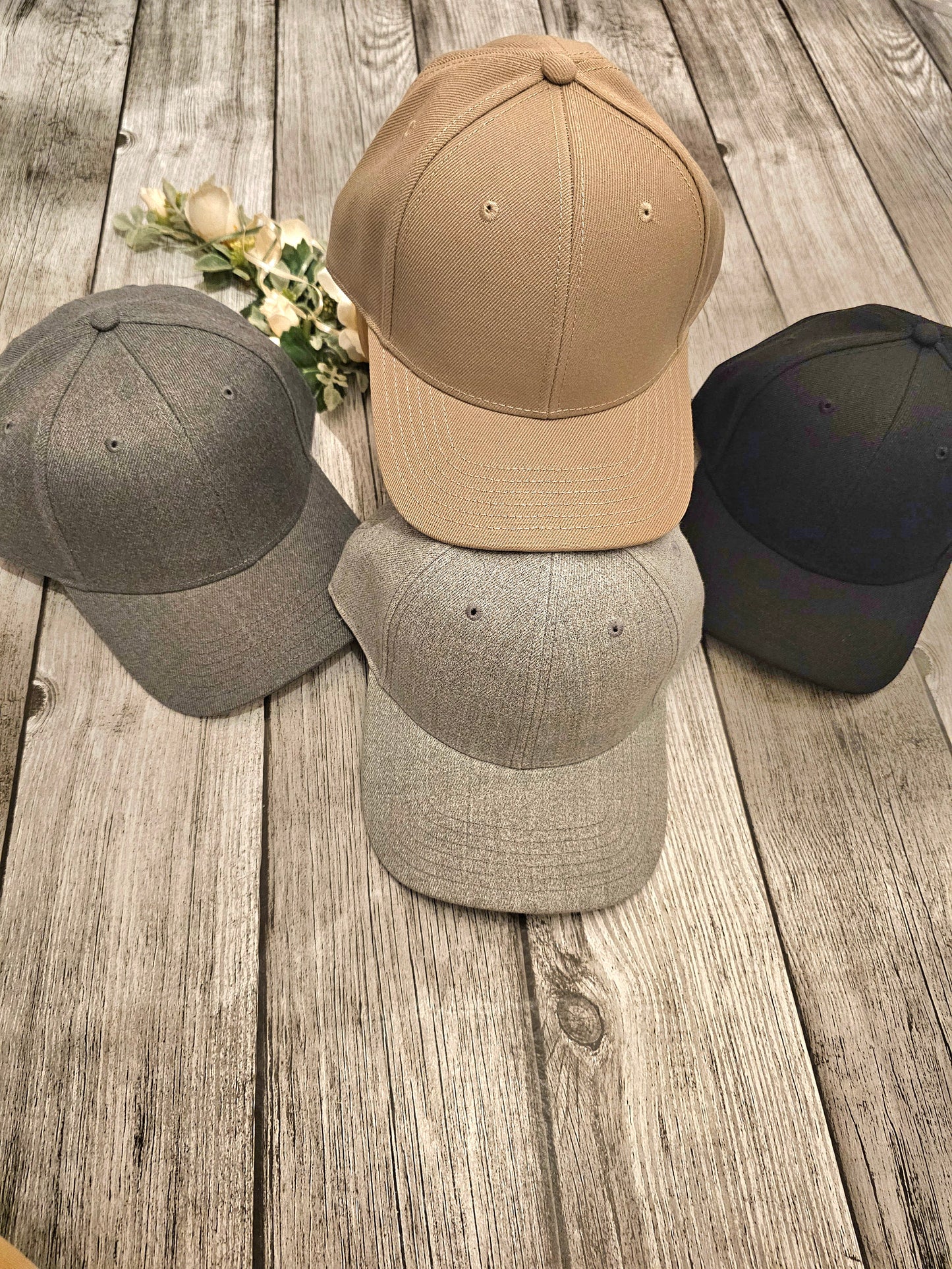 4 Caps zur Auswahl der Wunschbestickung schwarz, grau und hellbraun von der Pfötchenboutique