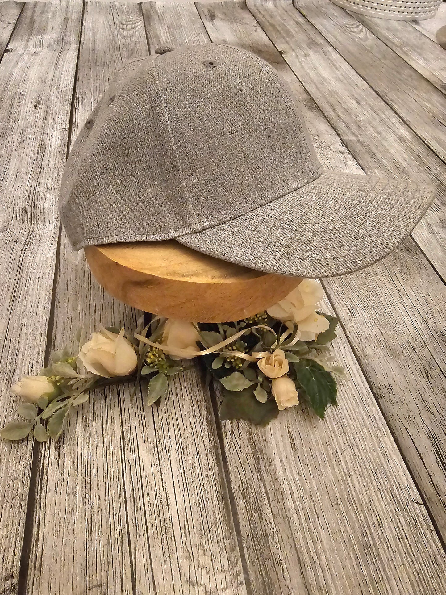 4 Caps zur Auswahl der Wunschbestickung schwarz, grau und hellbraun von der Pfötchenboutique