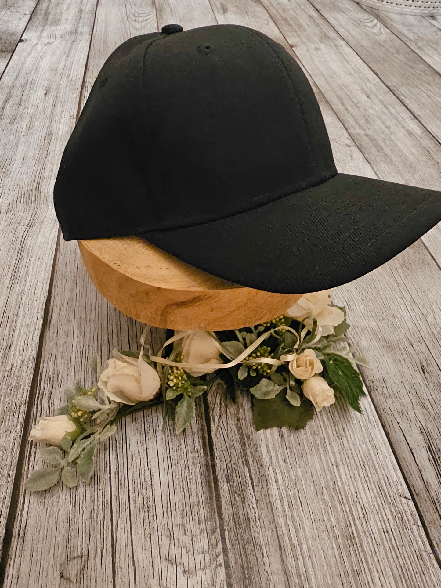 4 Caps zur Auswahl der Wunschbestickung schwarz, grau und hellbraun von der Pfötchenboutique