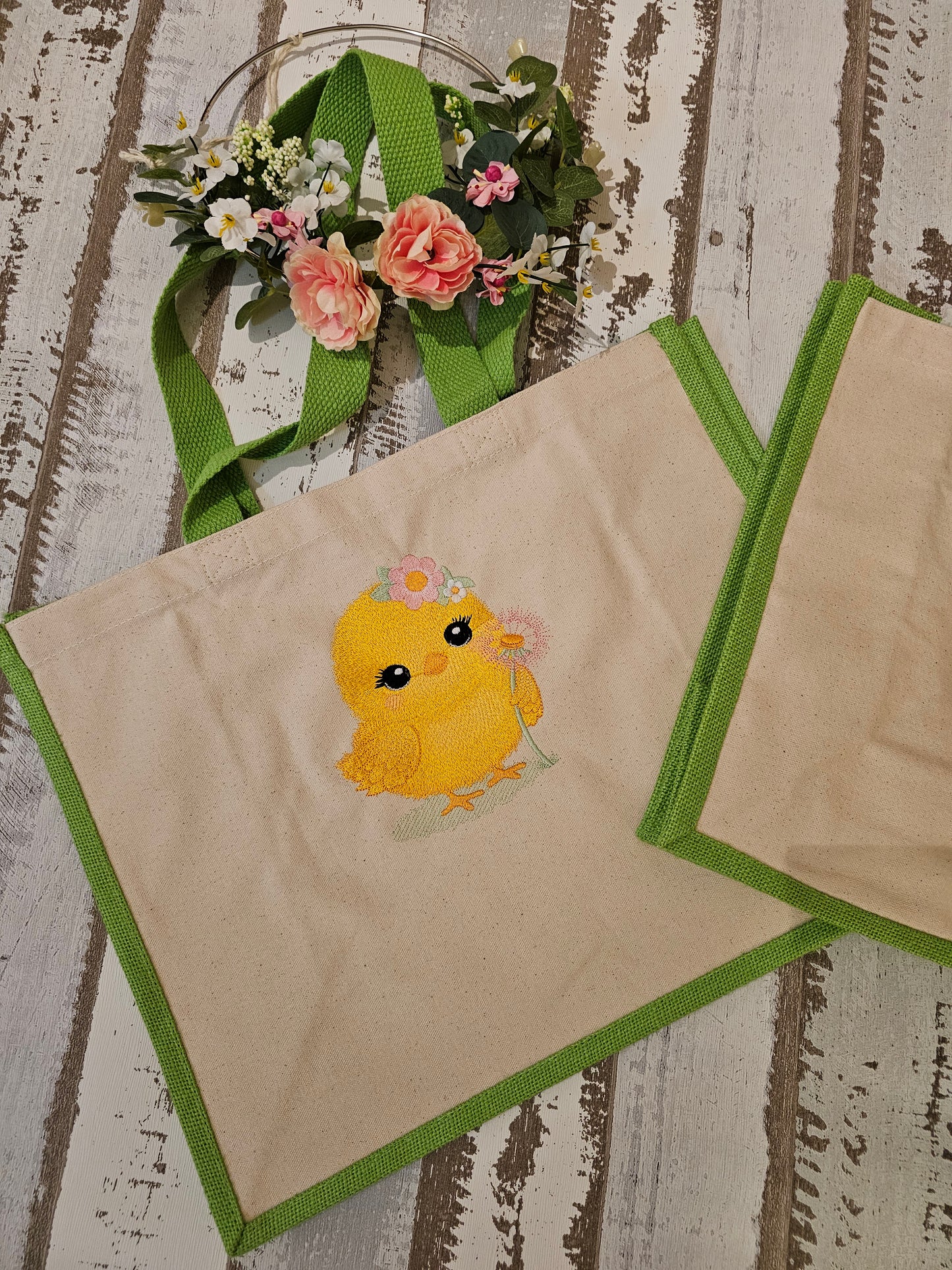 Bestickte Tüte mit einem Küken als Unikat und Geschenkidee zu Ostern von der Pfötchenboutique and Handmade
