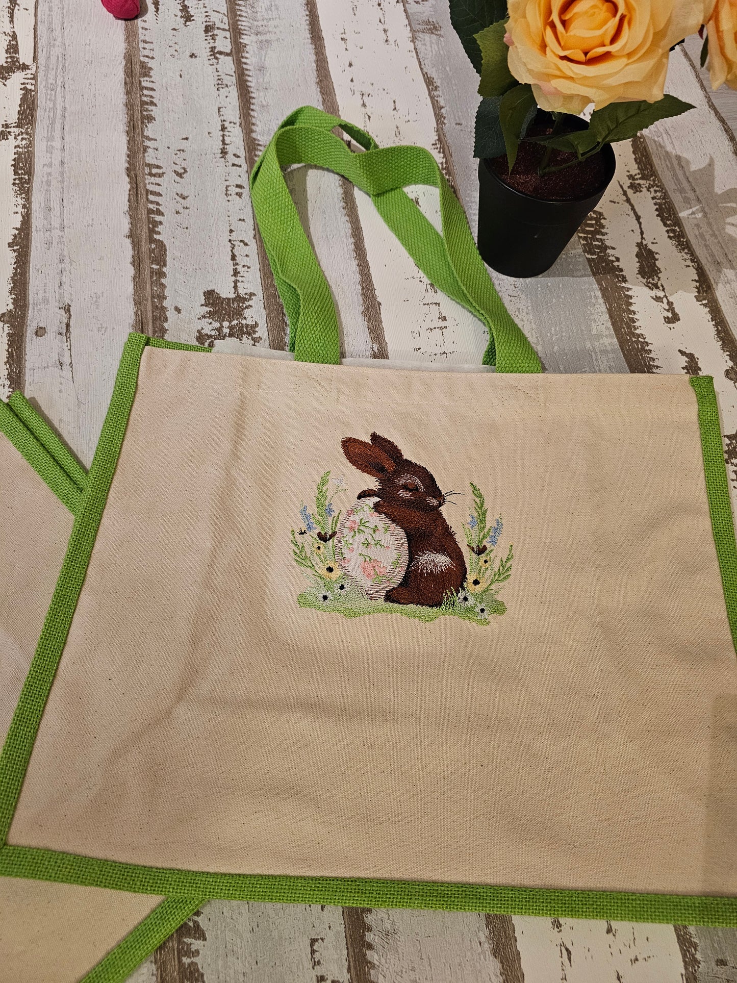 Bestickte Tüte mit einem Hasen auf einem Ei als Unikat und Geschenkidee zu Ostern