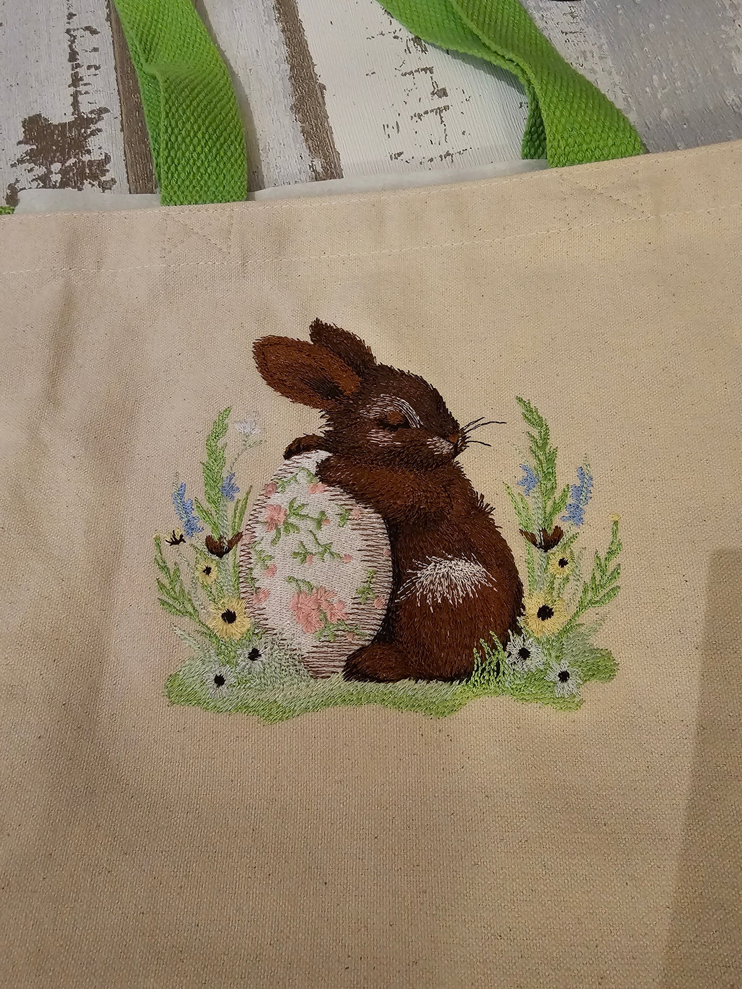 Bestickte Tüte mit einem Hasen auf einem Ei als Unikat und Geschenkidee zu Ostern