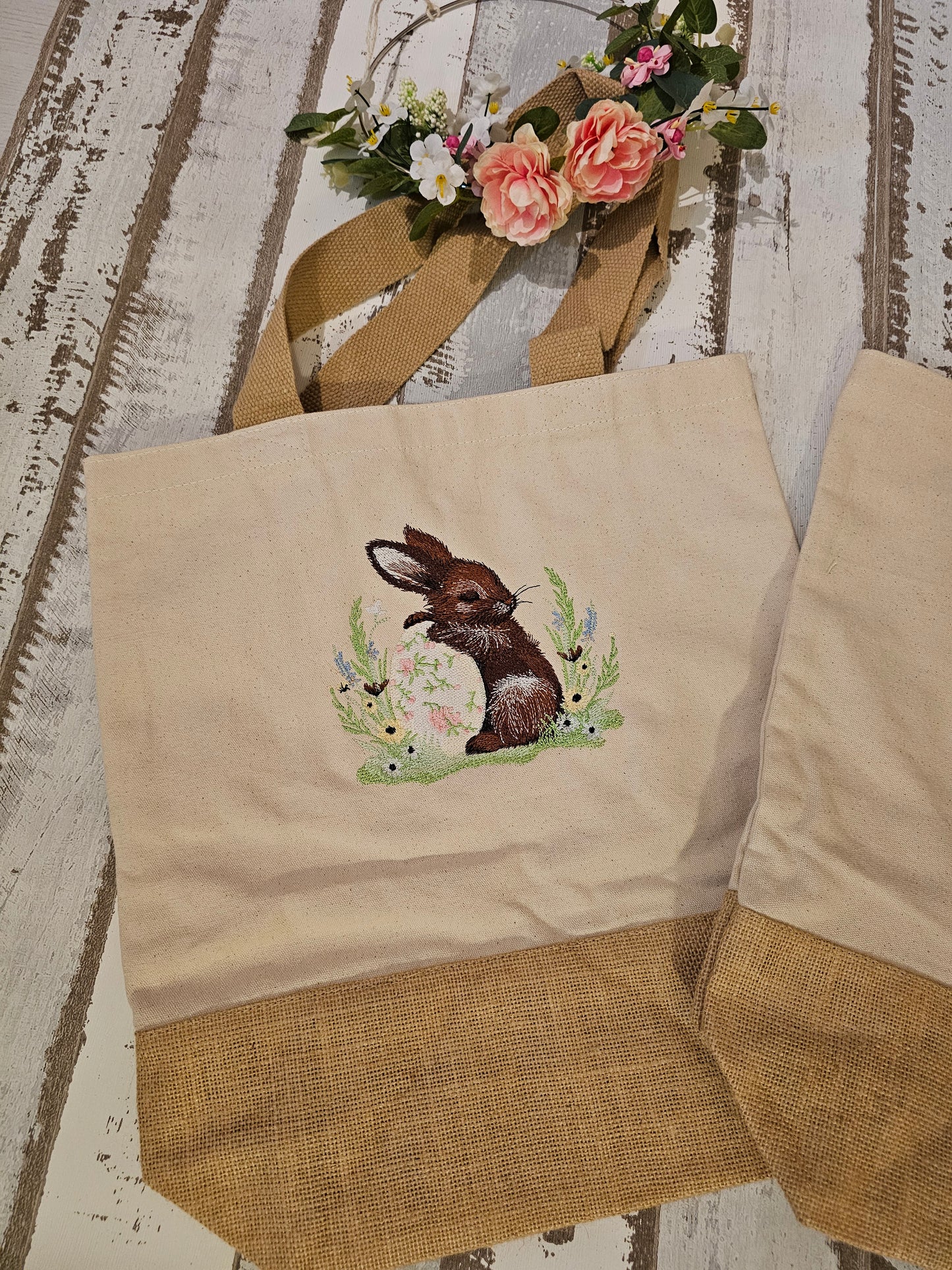 Bestickte Tüte mit einem Hasen auf weißem Ei als Unikat und Geschenkidee zu Ostern von der Pfötchenboutique and Handmade
