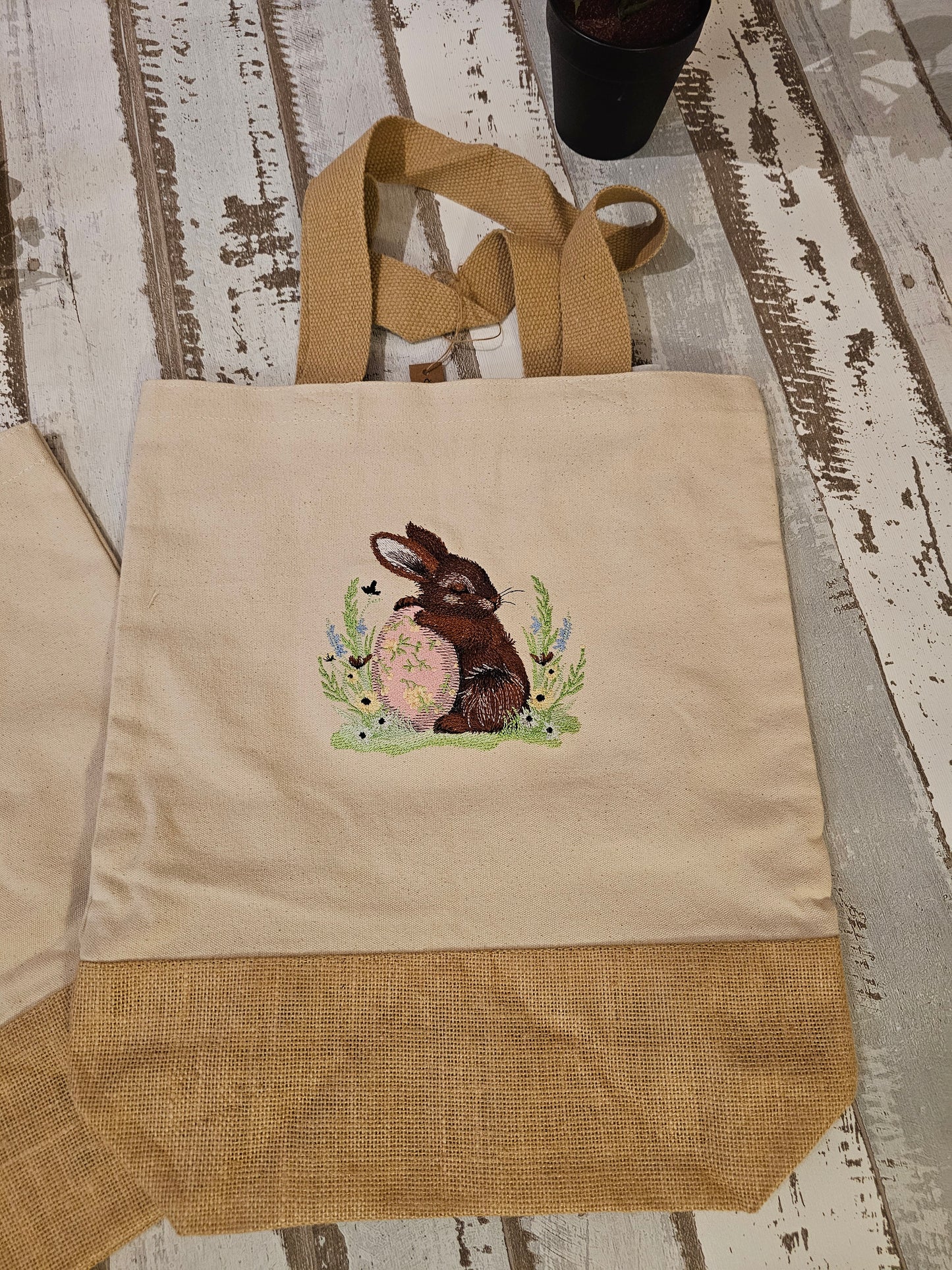 Bestickte Tüte mit einem Hasen auf weißem Ei als Unikat und Geschenkidee zu Ostern von der Pfötchenboutique and Handmade