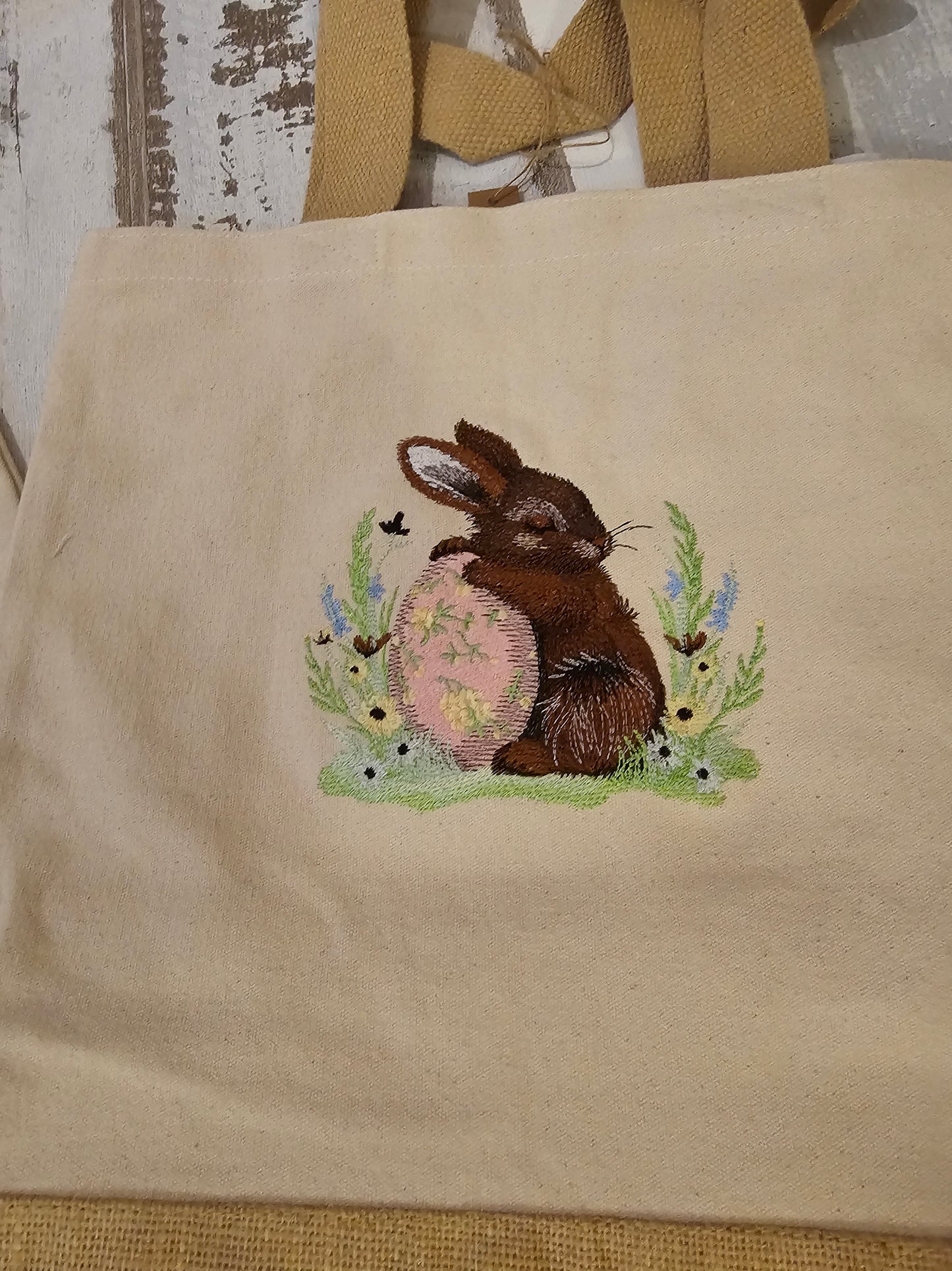 Bestickte Tüte mit einem Hasen auf weißem Ei als Unikat und Geschenkidee zu Ostern von der Pfötchenboutique and Handmade