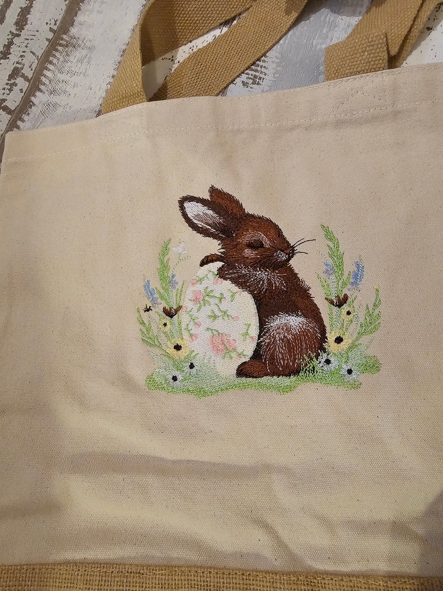 Bestickte Tüte mit einem Hasen auf weißem Ei als Unikat und Geschenkidee zu Ostern von der Pfötchenboutique and Handmade