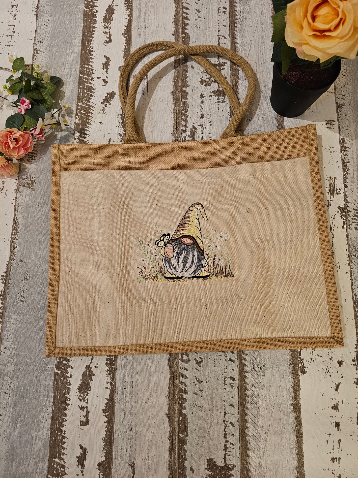 Bestickte Tüte mit einemWichtel als Unikat und Geschenkidee zu Ostern von der Pfötchenboutique and Handmade