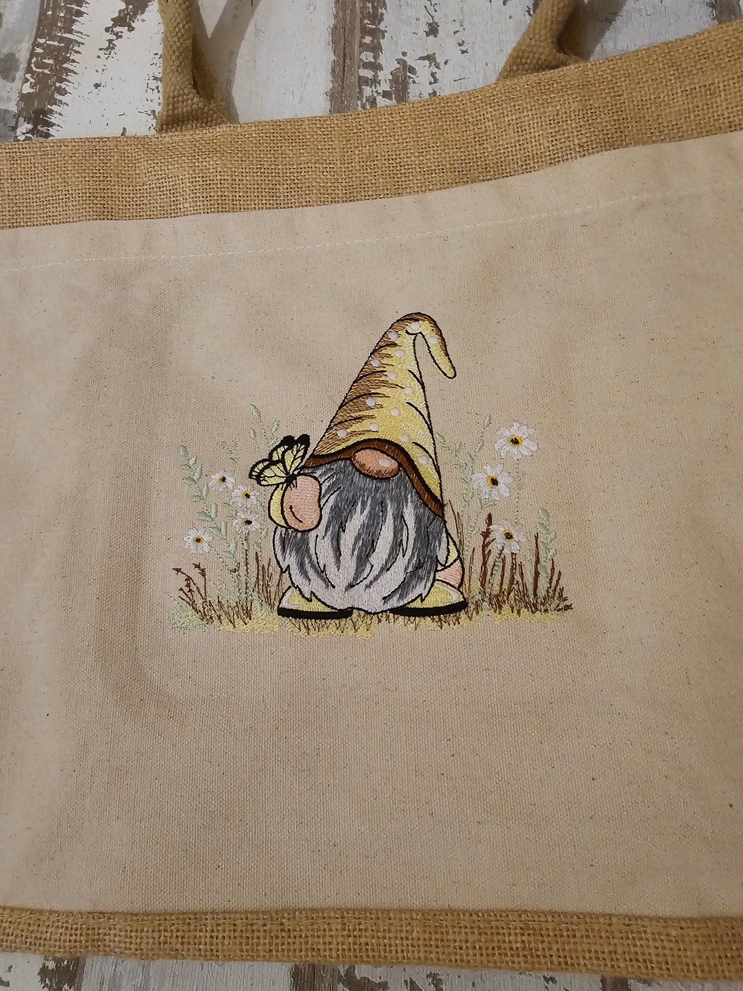Bestickte Tüte mit einemWichtel als Unikat und Geschenkidee zu Ostern von der Pfötchenboutique and Handmade