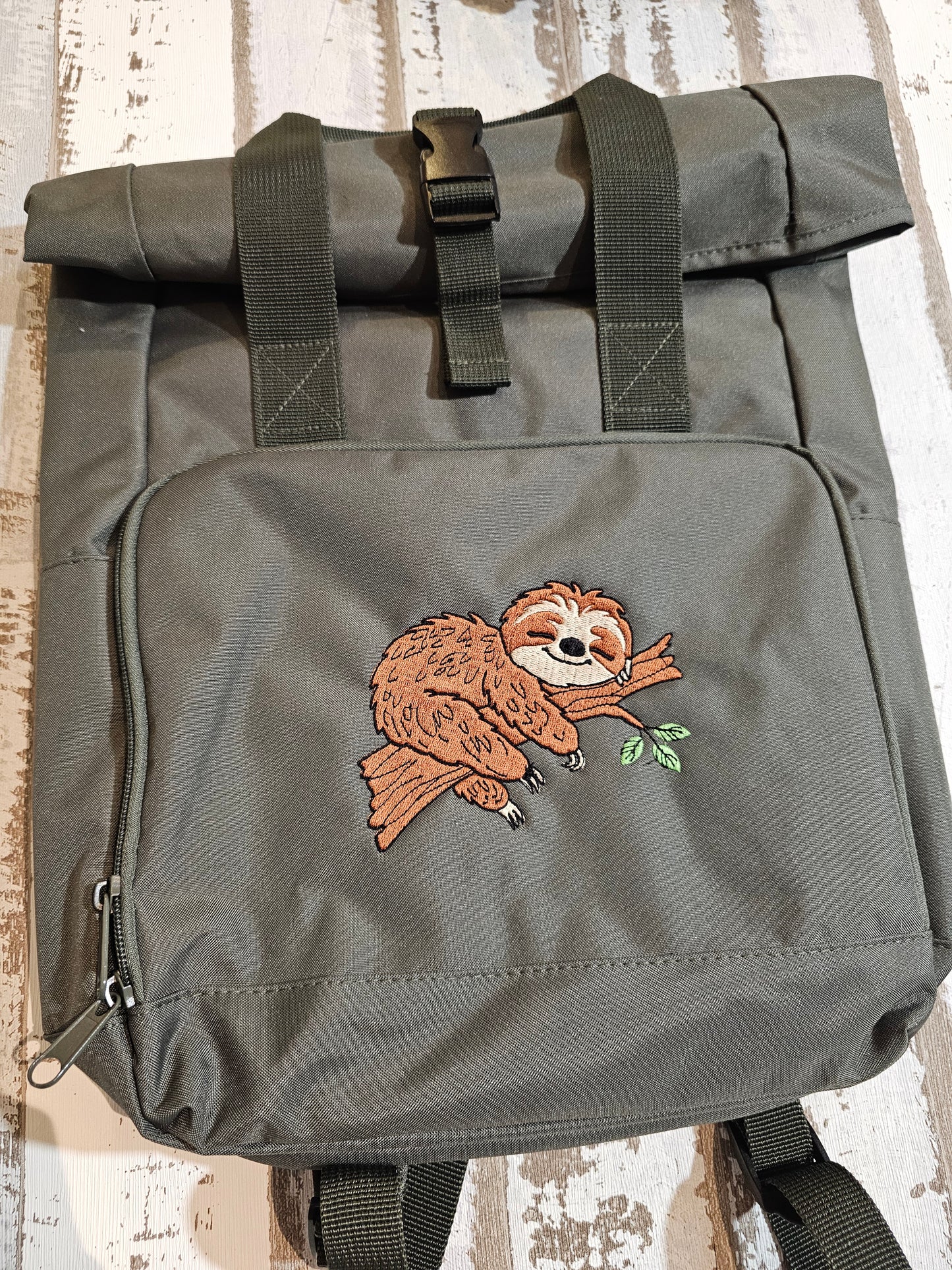 Khaki farbener Rucksack mit Bestickung eines Faultiers veredelt durch die Pfötchenboutique