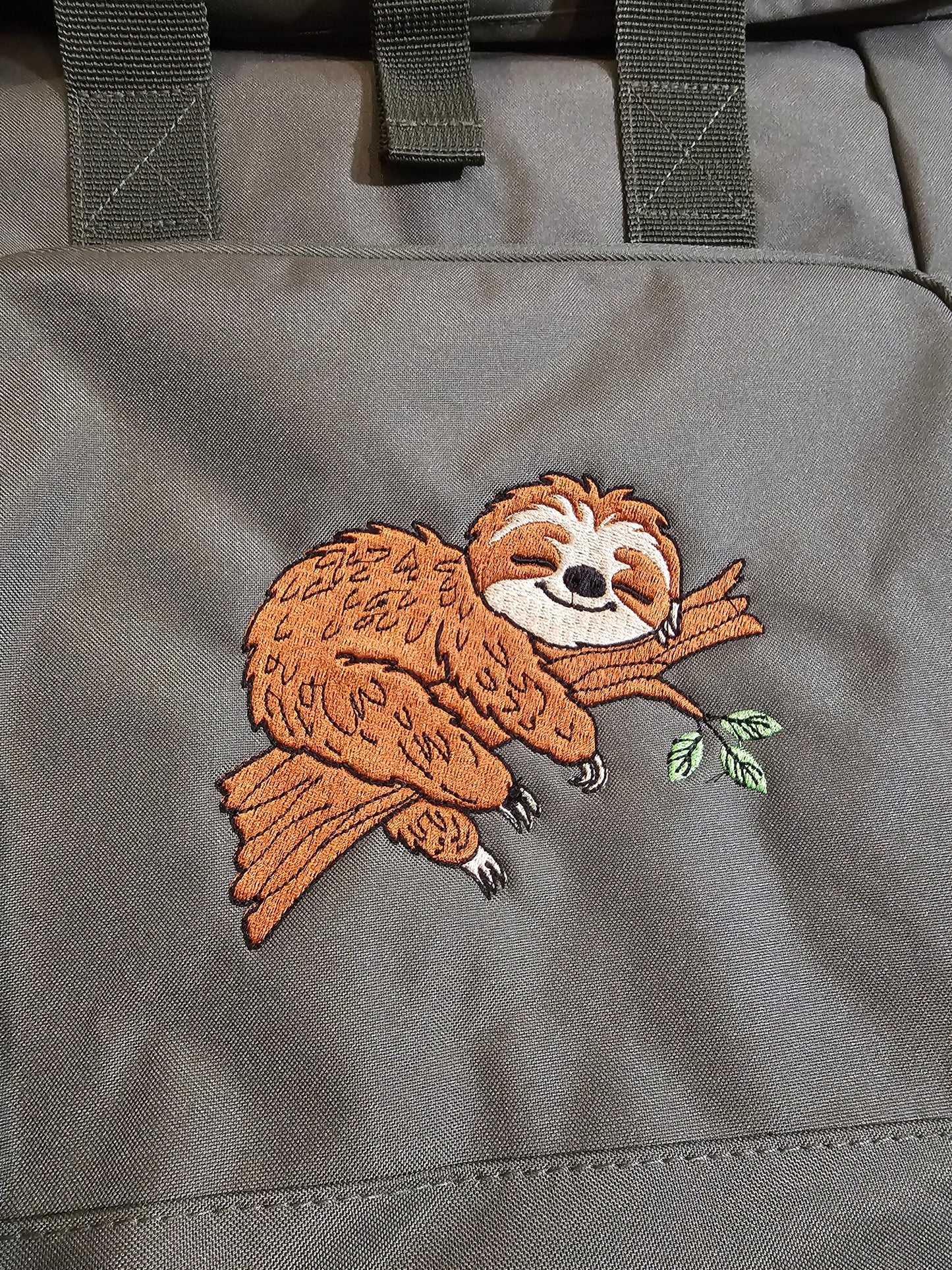 Khaki farbener Rucksack mit Bestickung eines Faultiers veredelt durch die Pfötchenboutique