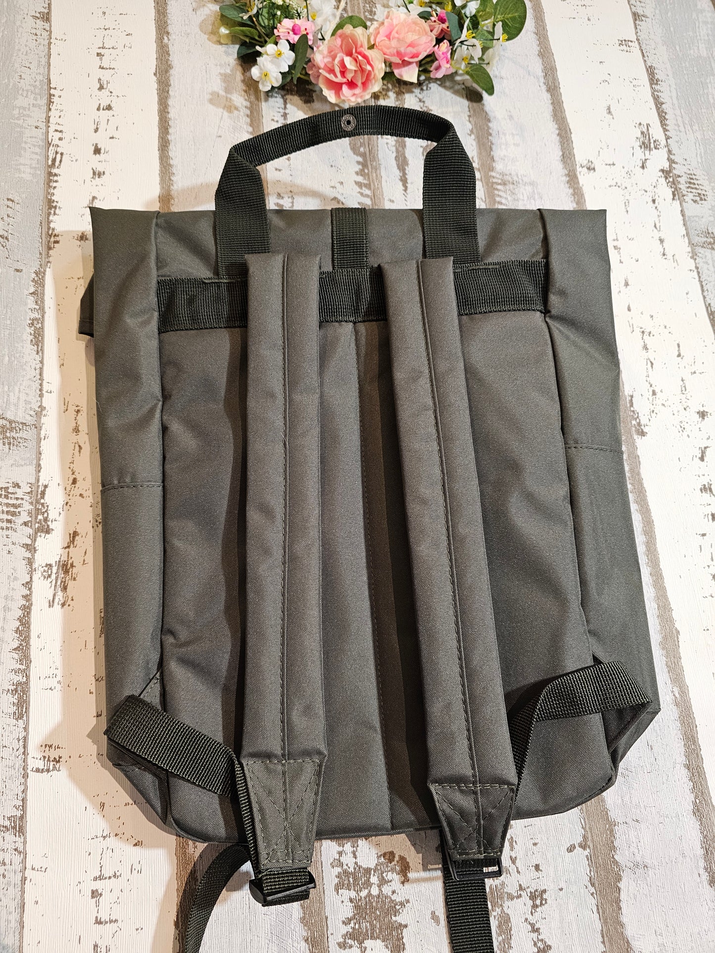 Khaki farbener Rucksack mit Bestickung eines Faultiers veredelt durch die Pfötchenboutique