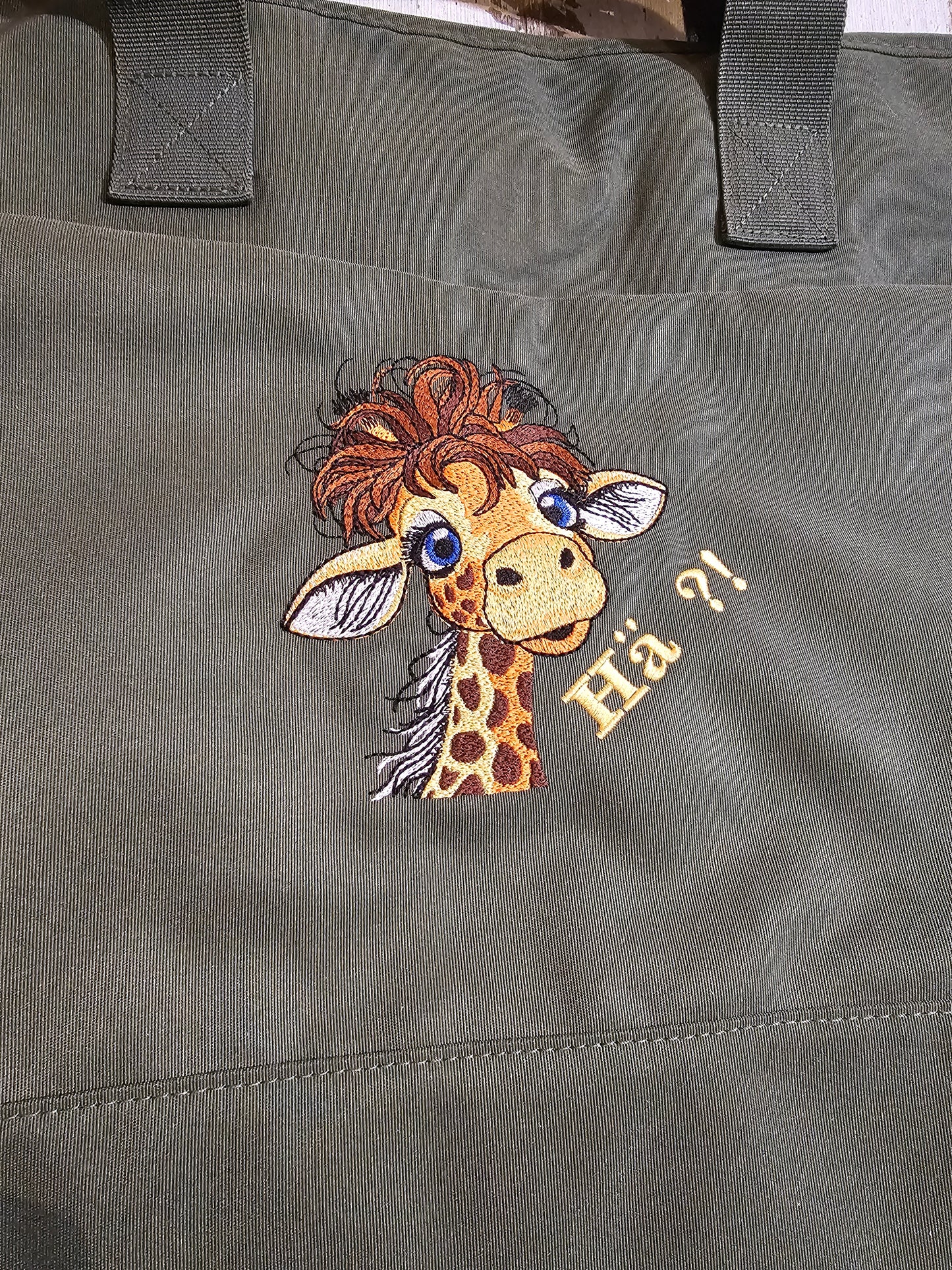 Shopper Grün mit gesticketer Giraffe von der Pfötchenboutique