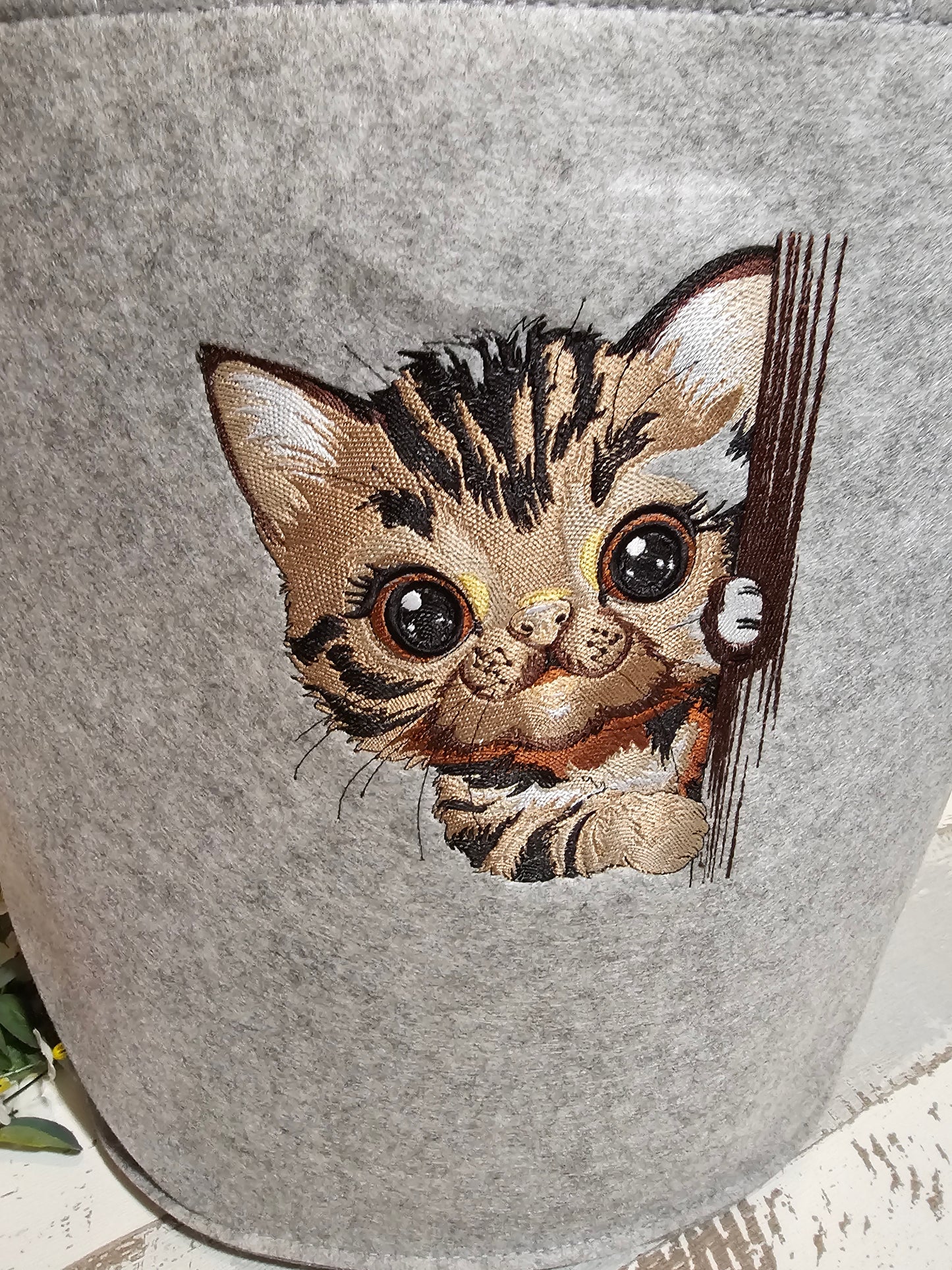 Spielzeugkorb für Katzenspielzeug, grau mit bestickter Katze veredelt durch die Pfötchenboutique