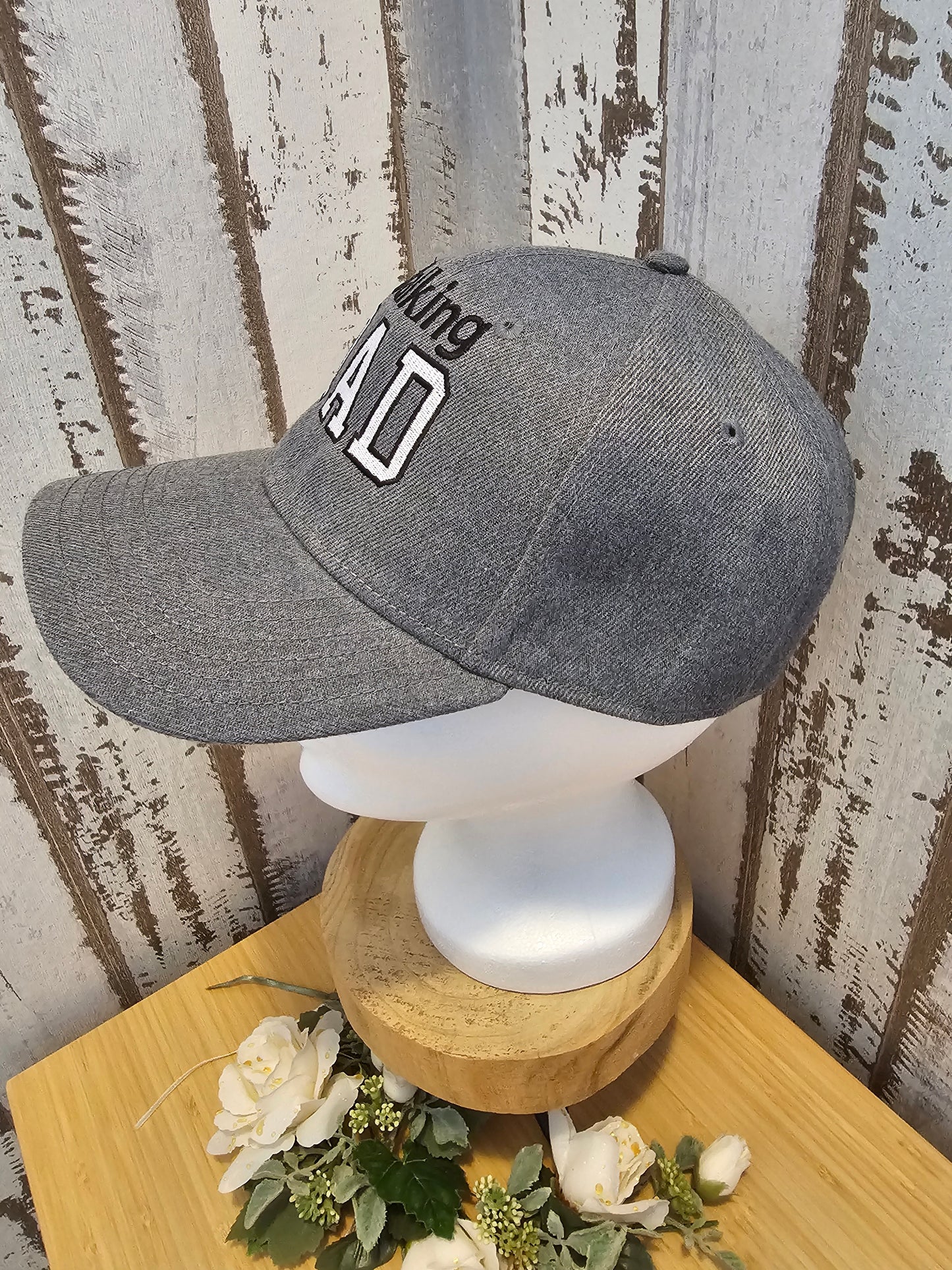 Cap mit Bestickung "Walking Dad" in Grau schwarz und weiss indivisualisiert durch die Pfötchenboutique