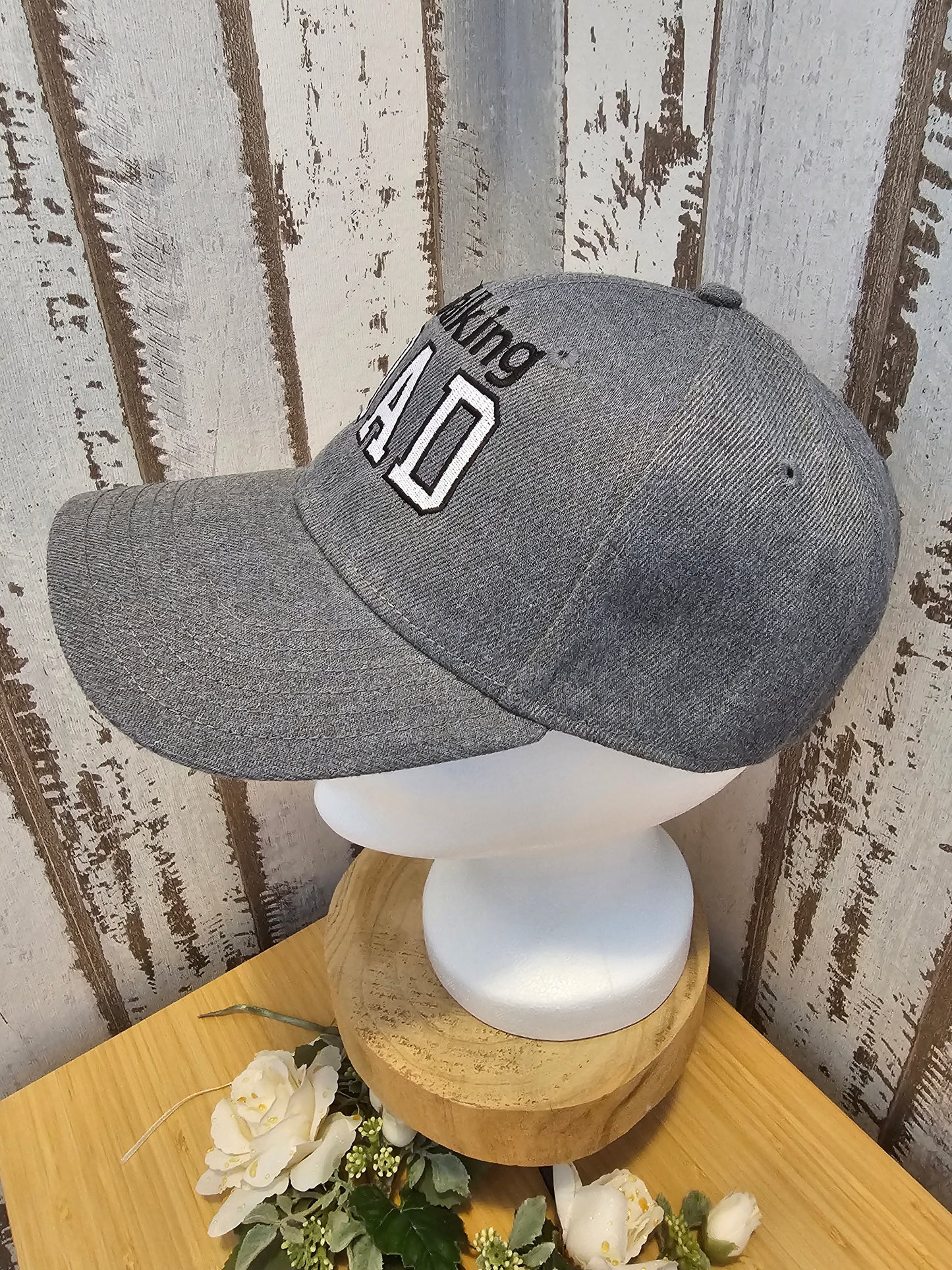 Cap mit Bestickung "Walking Dad" in Grau schwarz und weiss indivisualisiert durch die Pfötchenboutique