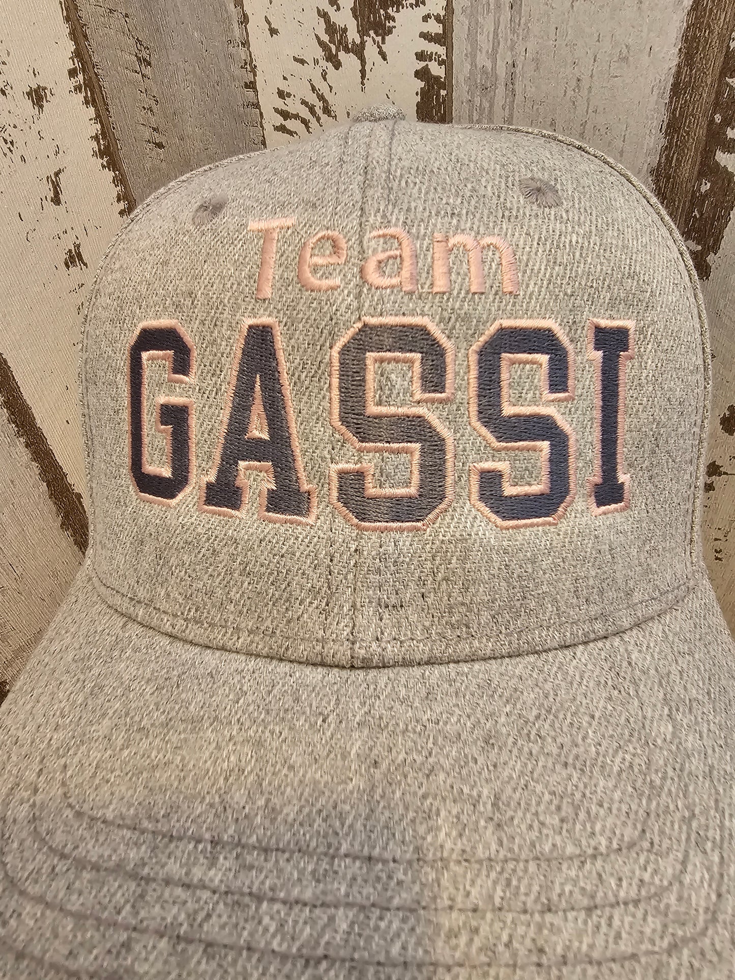 Graue Cap mit Bestickung Team Gassi in rosa grauer Schrift individualisiert durch die Pfötchenboutique
