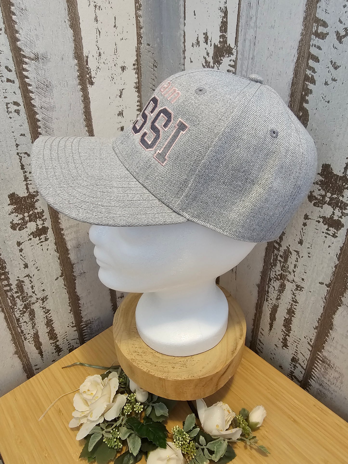 Graue Cap mit Bestickung Team Gassi in rosa grauer Schrift individualisiert durch die Pfötchenboutique