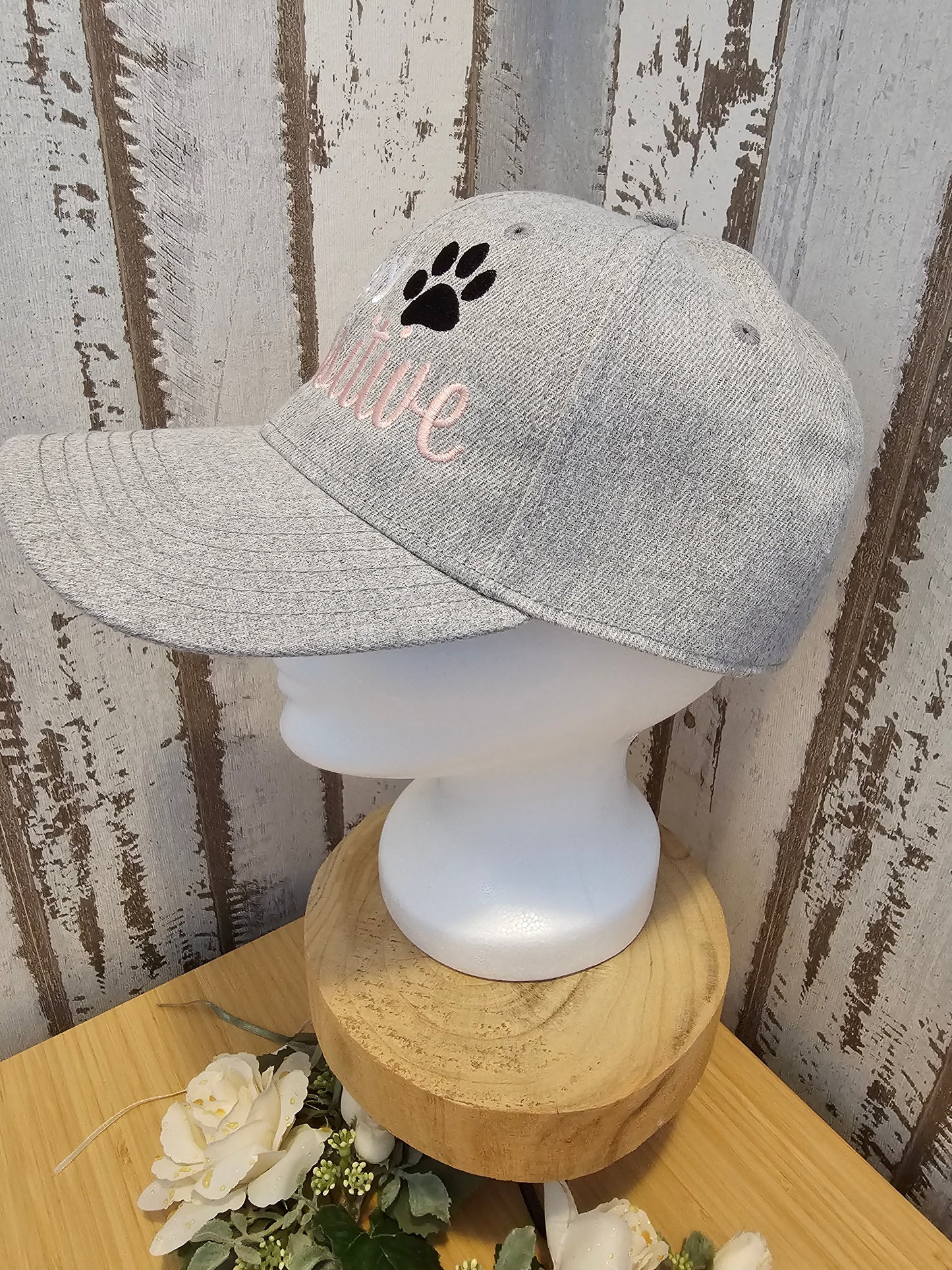 Cap in grau mit Aufschrift Stay Pawsitive individualisiert von der Pfötchenboutique