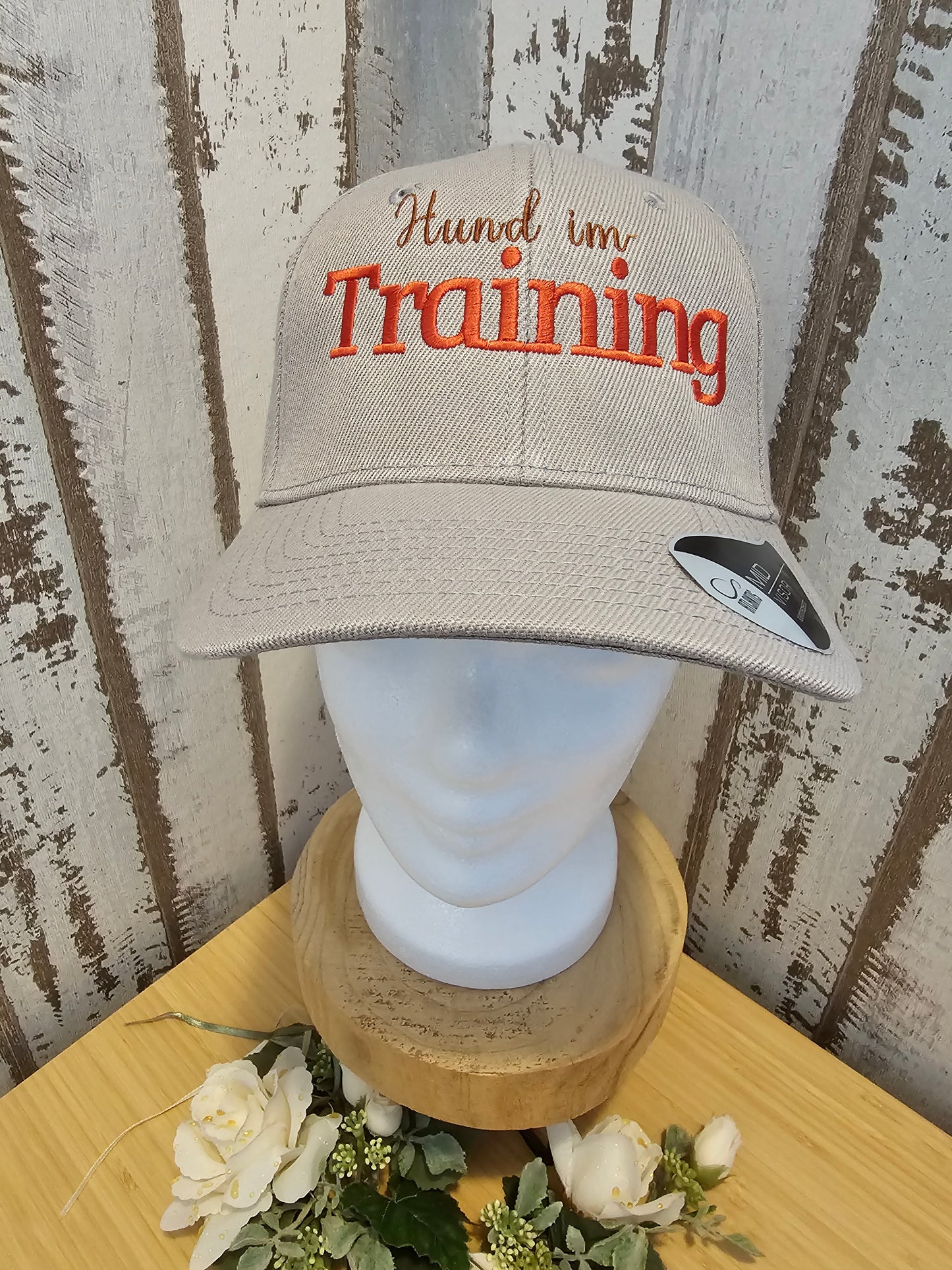 Graue Cap mit Bestickung "Hund im Training" individualisiert von der Pfötchenboutique