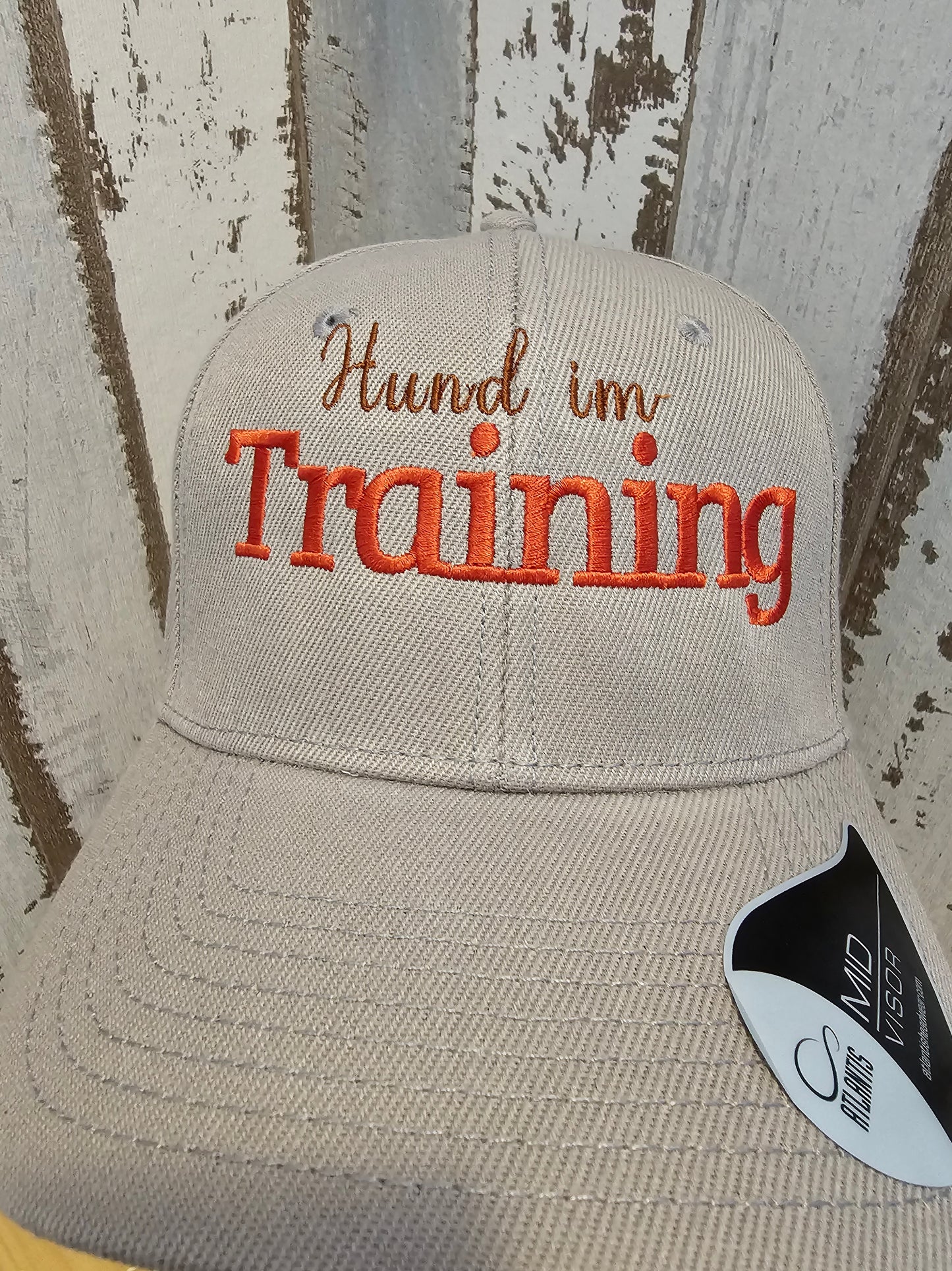 Graue Cap mit Bestickung "Hund im Training" individualisiert von der Pfötchenboutique