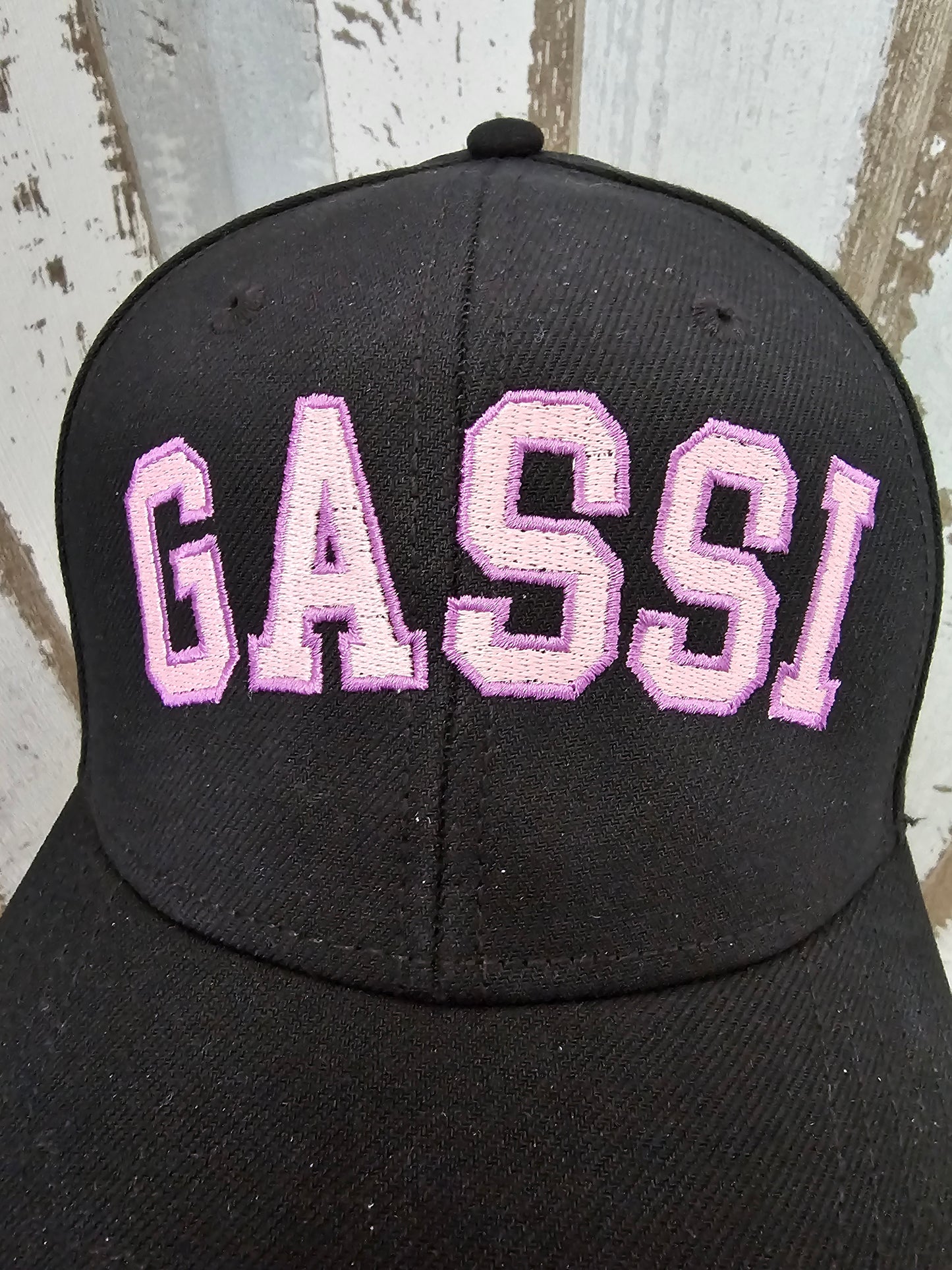 Schwarze Cap bestickt mit dem Wort Gassi von der Pfötchenboutique