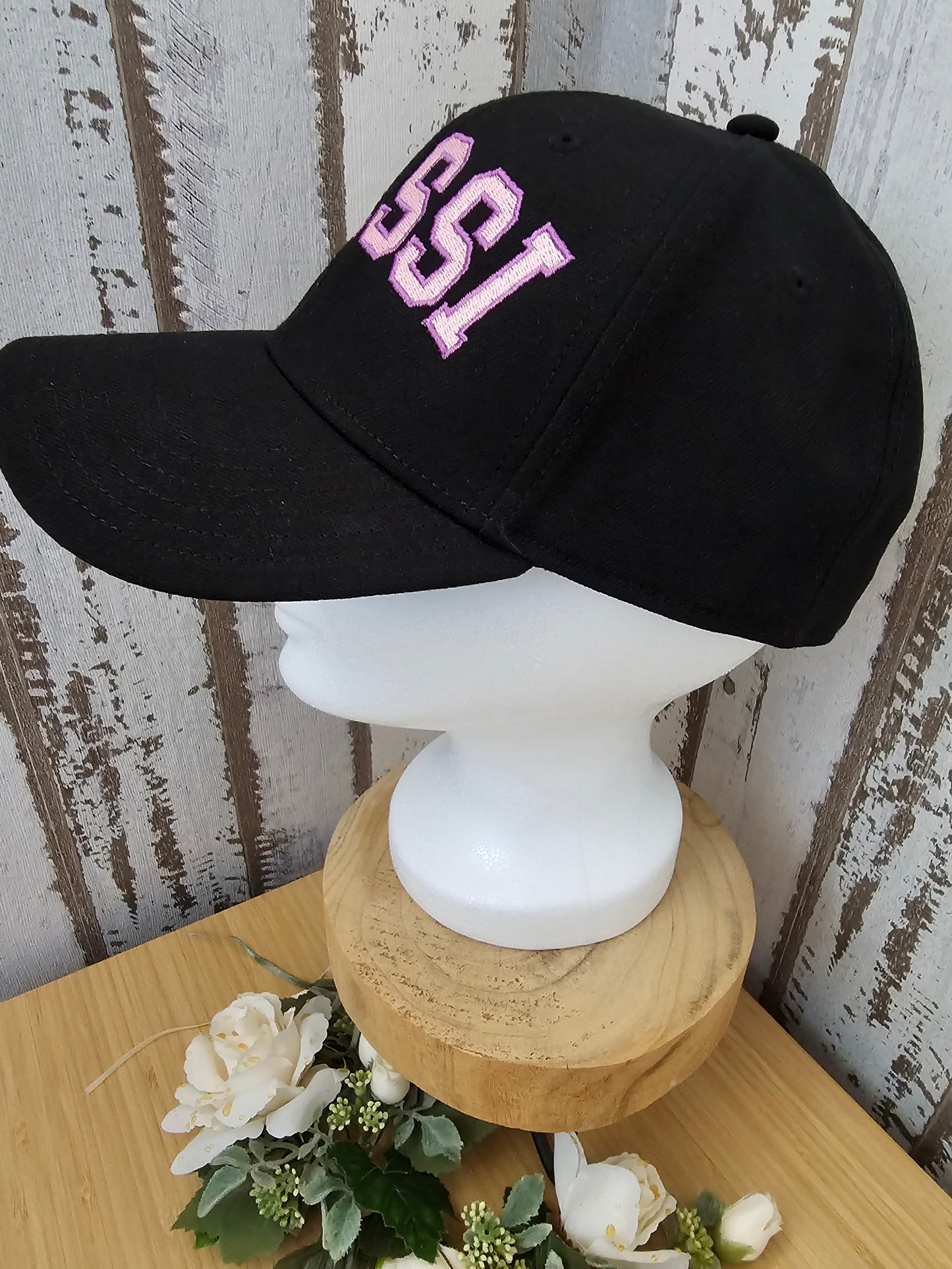 Schwarze Cap bestickt mit dem Wort Gassi von der Pfötchenboutique