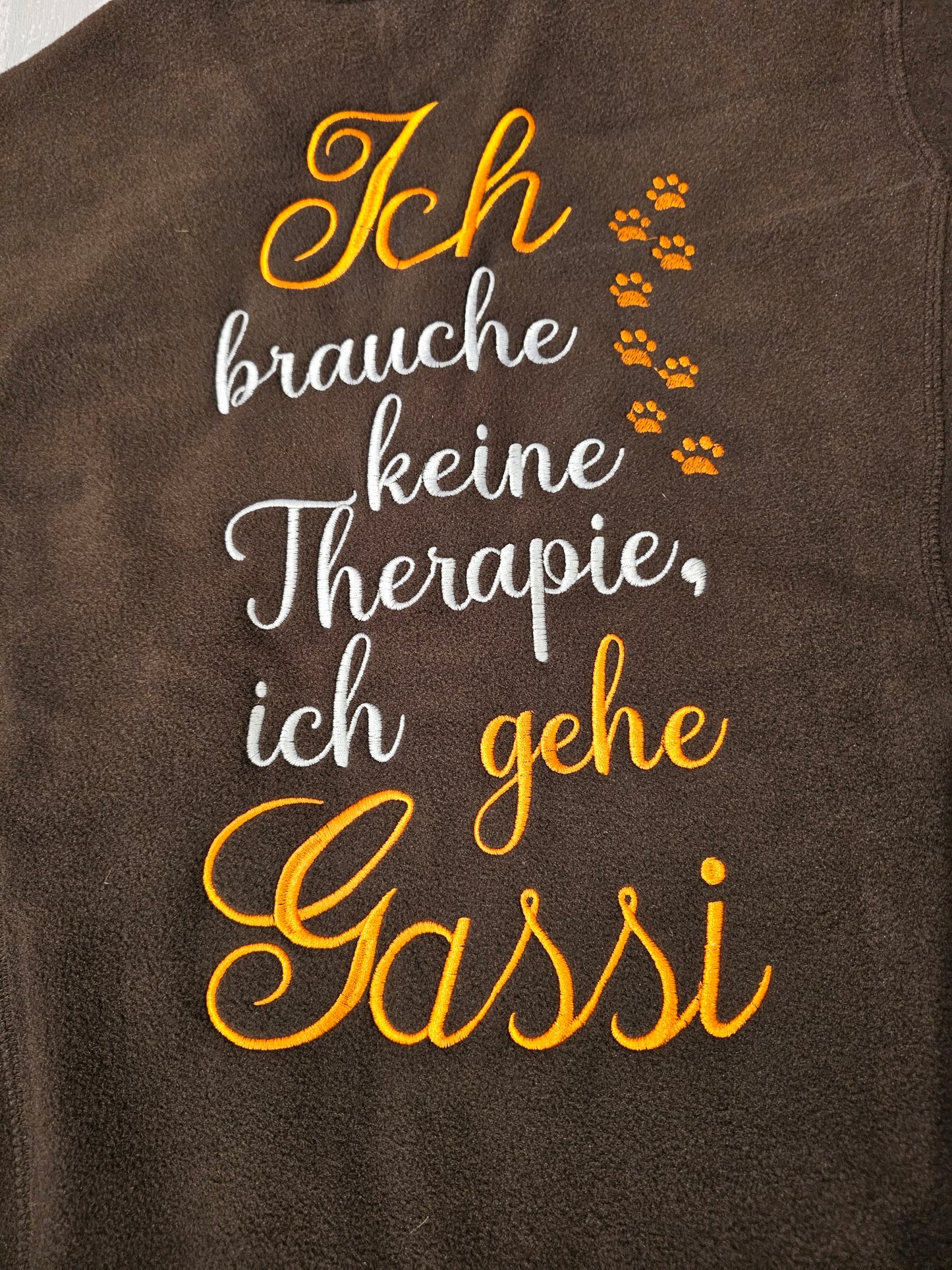 Bestickte Gassijacke "Ich brauche keine Therapie ich gehe Gassi" der Pfötchenboutique