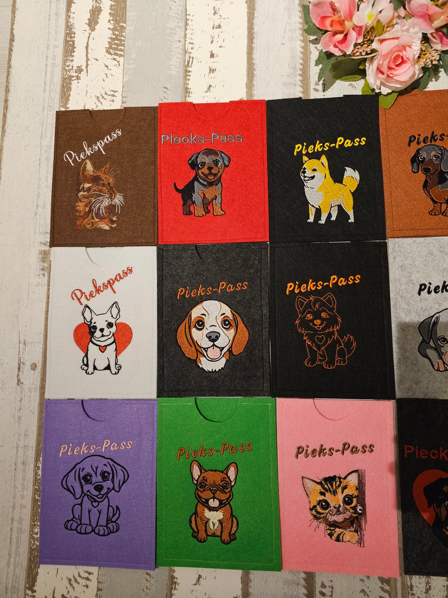 Hüllen für den EU Heimtierausweis und den Impfpass von Haustieren, bestickt mit Wunschmotiv Hund, Katze oder Hase durch die Pfötchenboutique