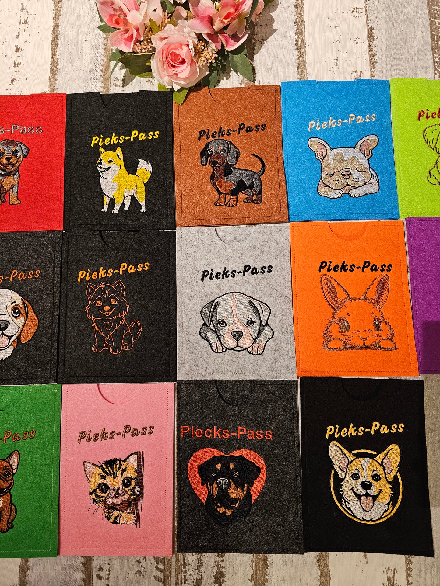 Hüllen für den EU Heimtierausweis und den Impfpass von Haustieren, bestickt mit Wunschmotiv Hund, Katze oder Hase durch die Pfötchenboutique