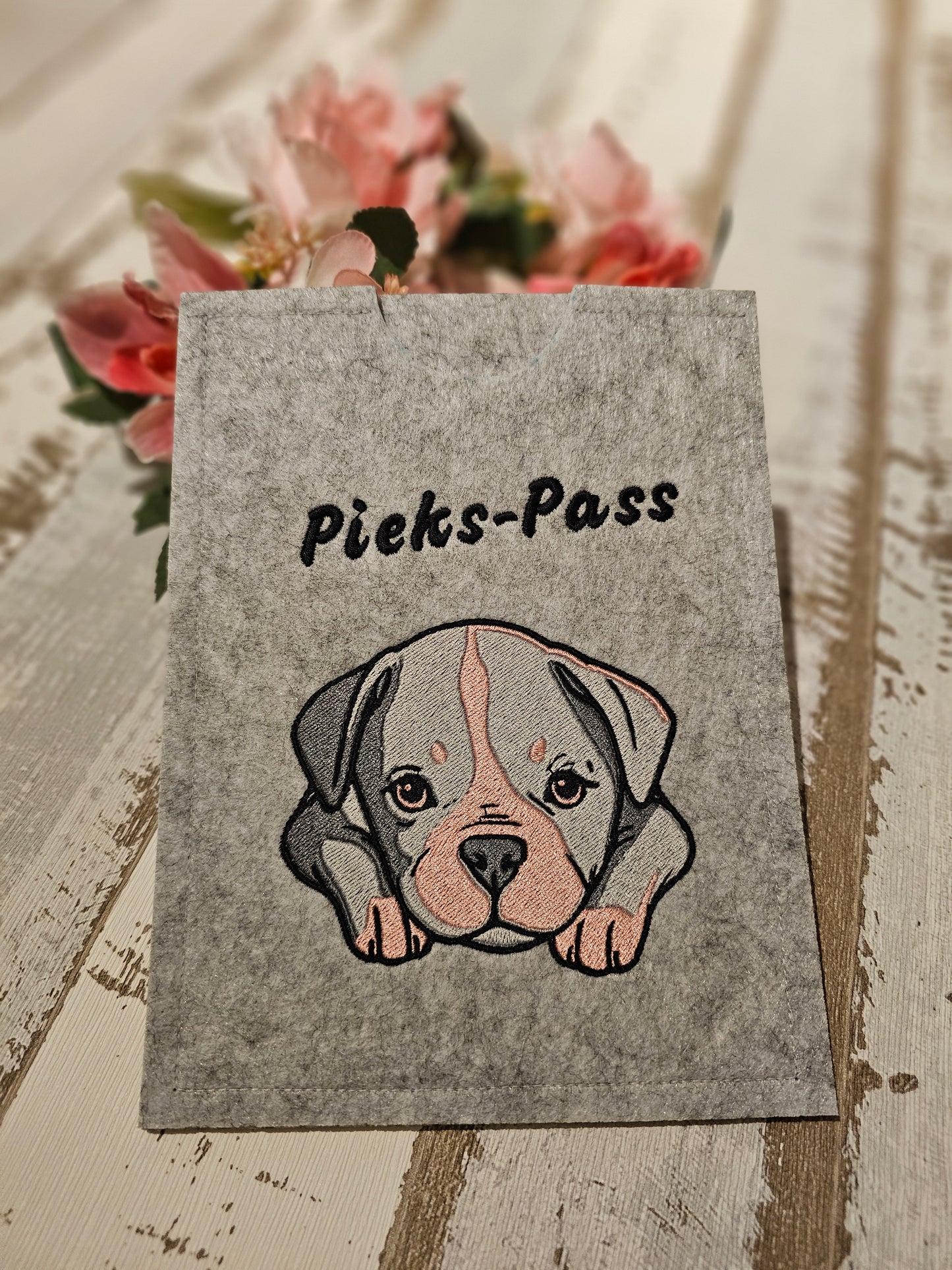 Hüllen für den EU Heimtierausweis und den Impfpass von Haustieren, bestickt mit Wunschmotiv Hund, Katze oder Hase durch die Pfötchenboutique
