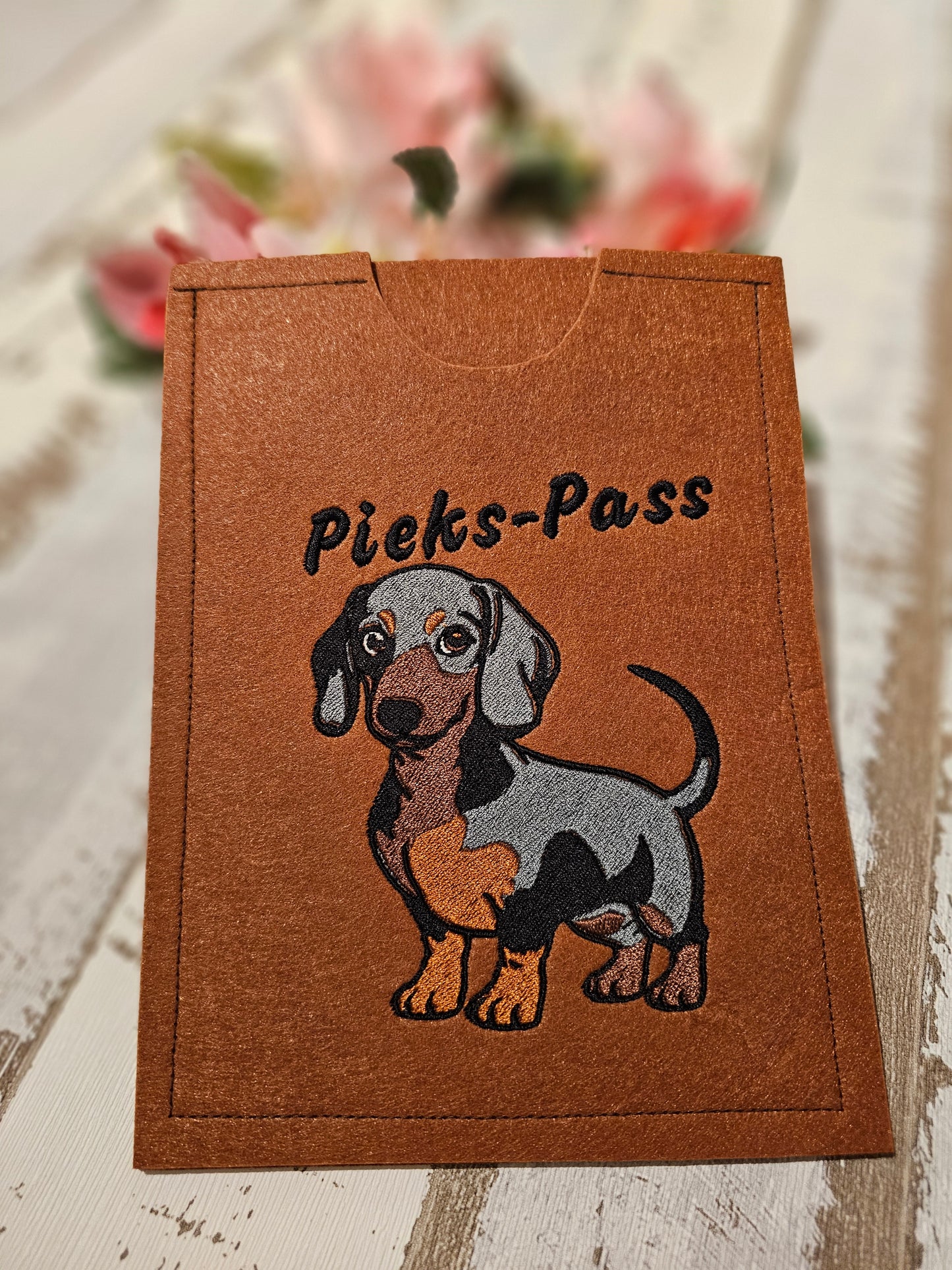 Hüllen für den EU Heimtierausweis und den Impfpass von Haustieren, bestickt mit Wunschmotiv Hund, Katze oder Hase durch die Pfötchenboutique
