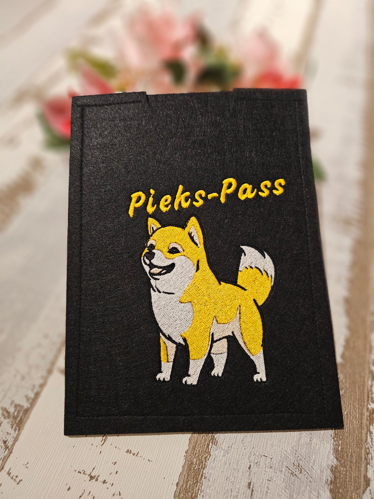 Hüllen für den EU Heimtierausweis und den Impfpass von Haustieren, bestickt mit Wunschmotiv Hund, Katze oder Hase durch die Pfötchenboutique