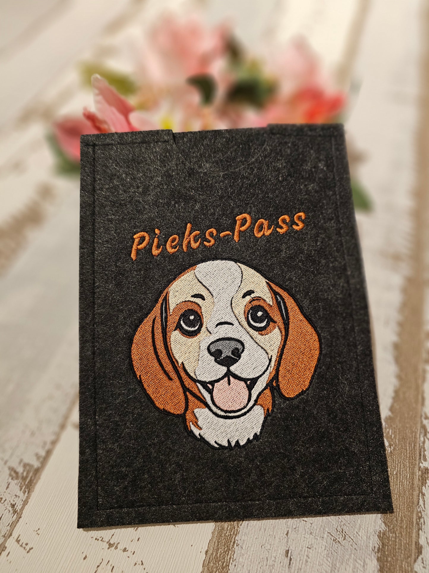 Hüllen für den EU Heimtierausweis und den Impfpass von Haustieren, bestickt mit Wunschmotiv Hund, Katze oder Hase durch die Pfötchenboutique