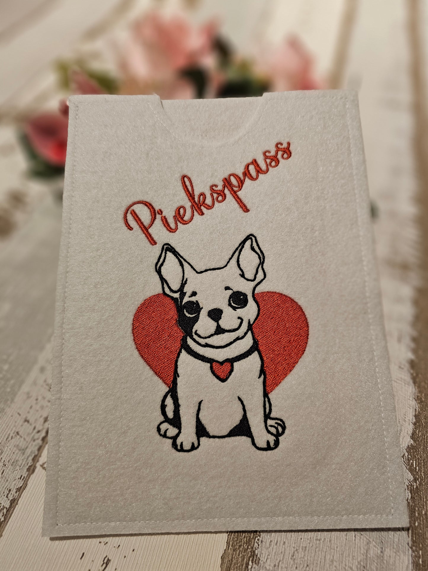 Hüllen für den EU Heimtierausweis und den Impfpass von Haustieren, bestickt mit Wunschmotiv Hund, Katze oder Hase durch die Pfötchenboutique