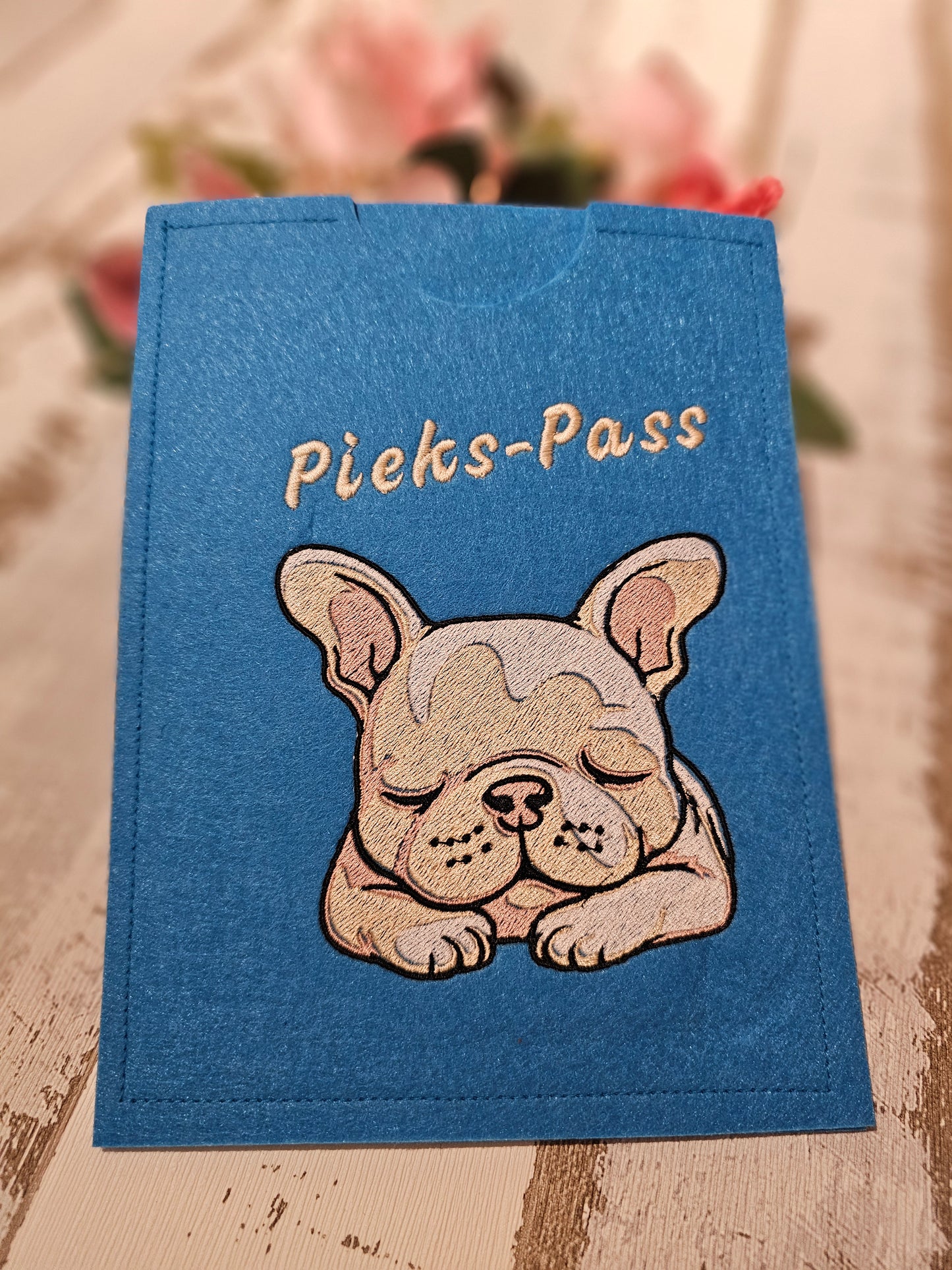 Hüllen für den EU Heimtierausweis und den Impfpass von Haustieren, bestickt mit Wunschmotiv Hund, Katze oder Hase durch die Pfötchenboutique